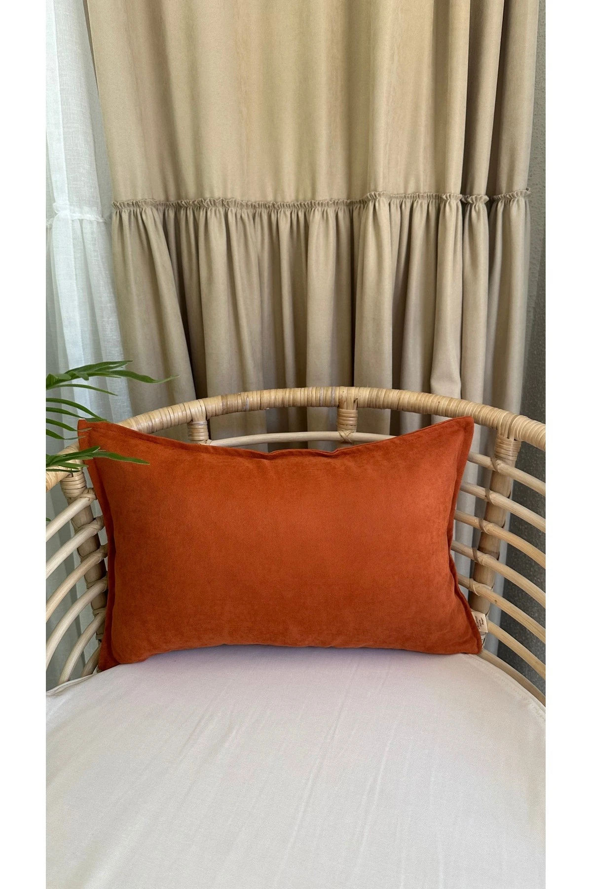 Kadife Dokulu Kiremit Rengi Tarçın Düz Kırlent Kılıfı