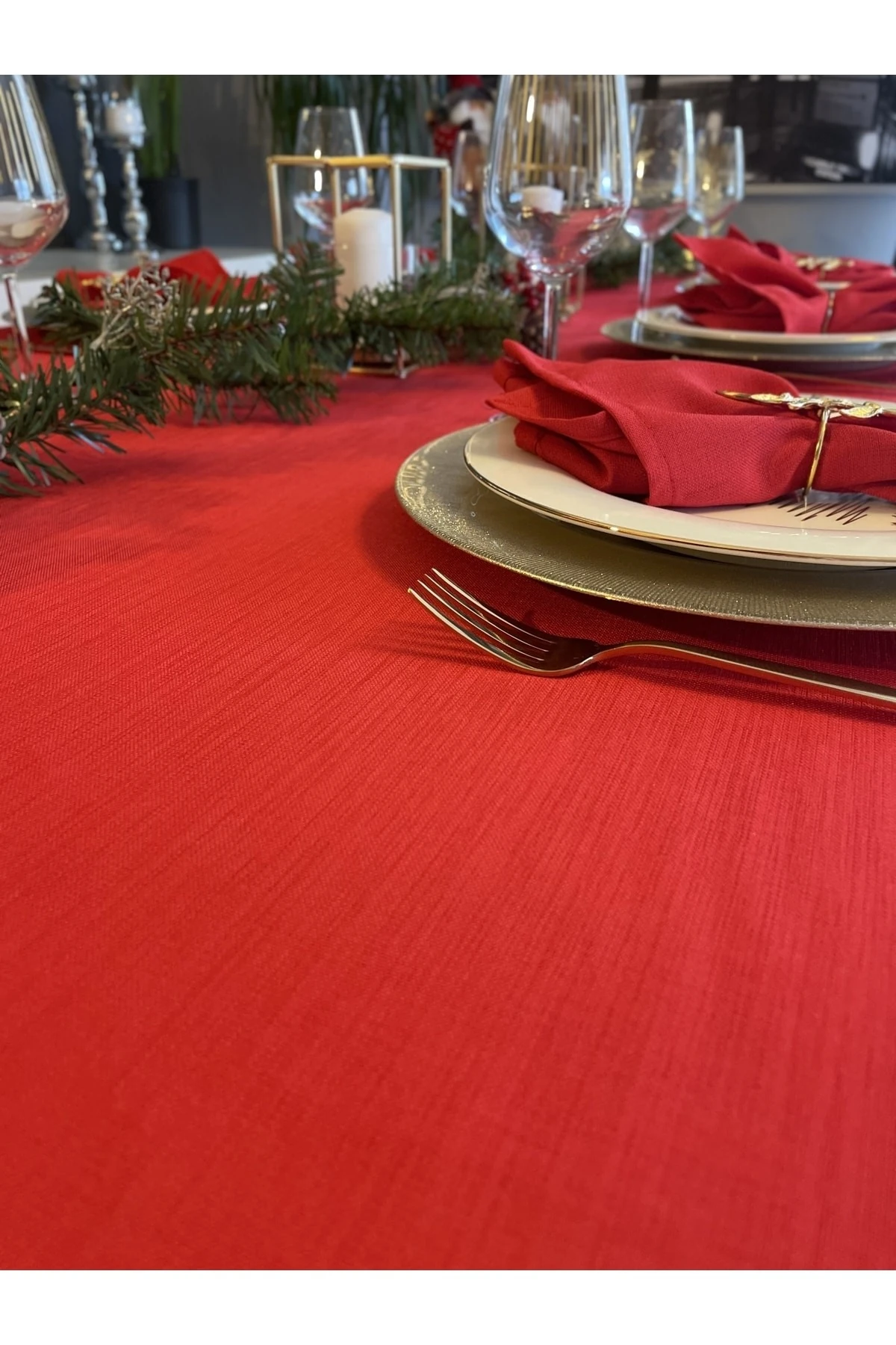 Keten Dokulu Kırmızı Masa Örtüsü Yılbaşı Masası