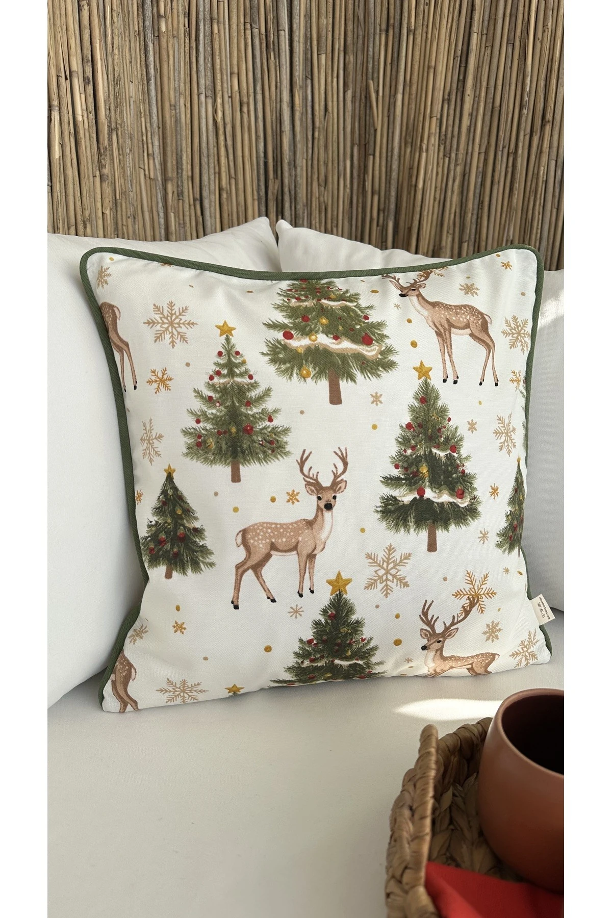 Yeni Yıl Temalı Ceylan Desenli Beyaz Yeşil Bej Gold Kırlent Kılıfı Yılbaşı