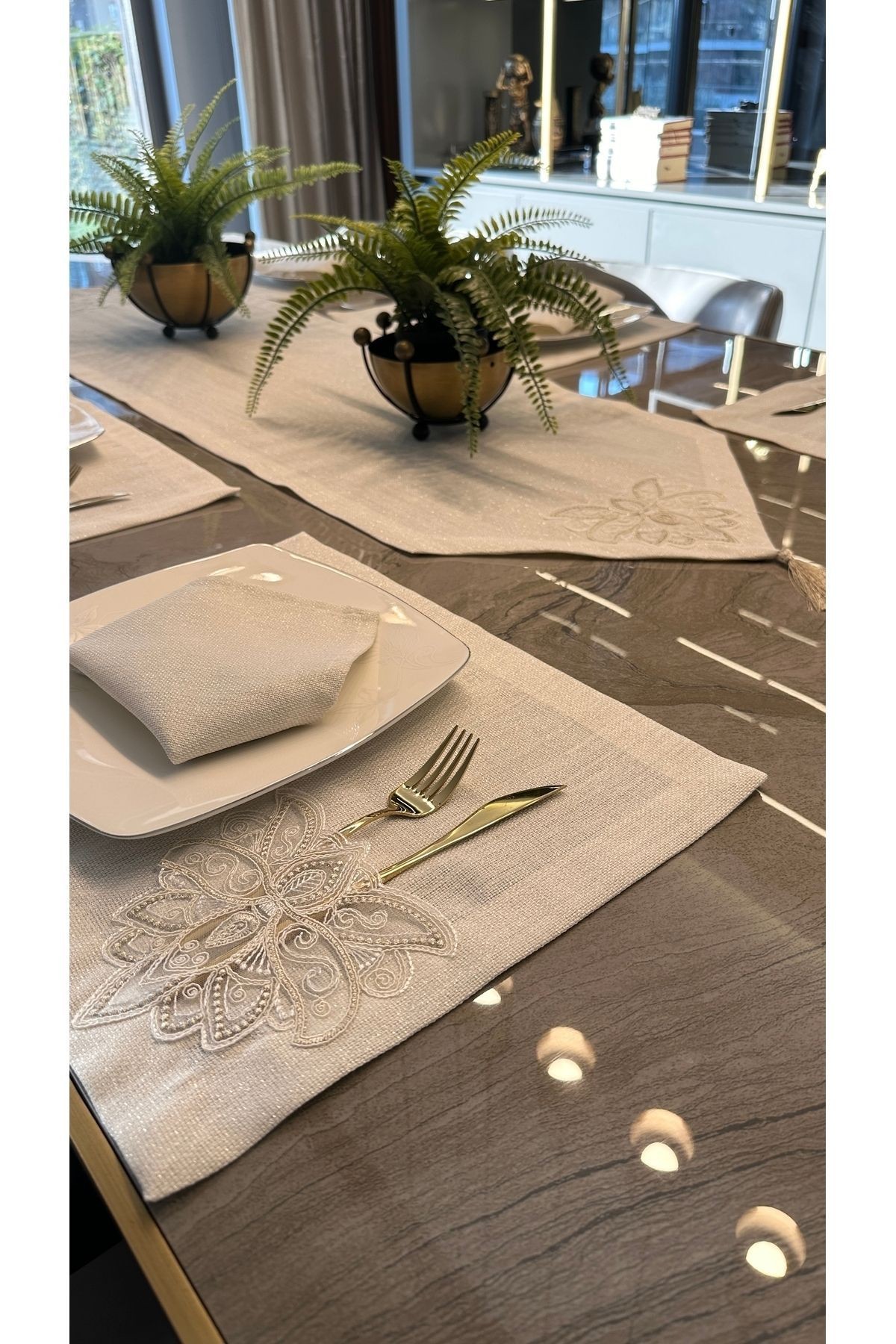 7 Parça Linen Fransız Dantelli Köşe Püsküllü Gold Simli Ekru Amerikan Servis Ve Runner Set