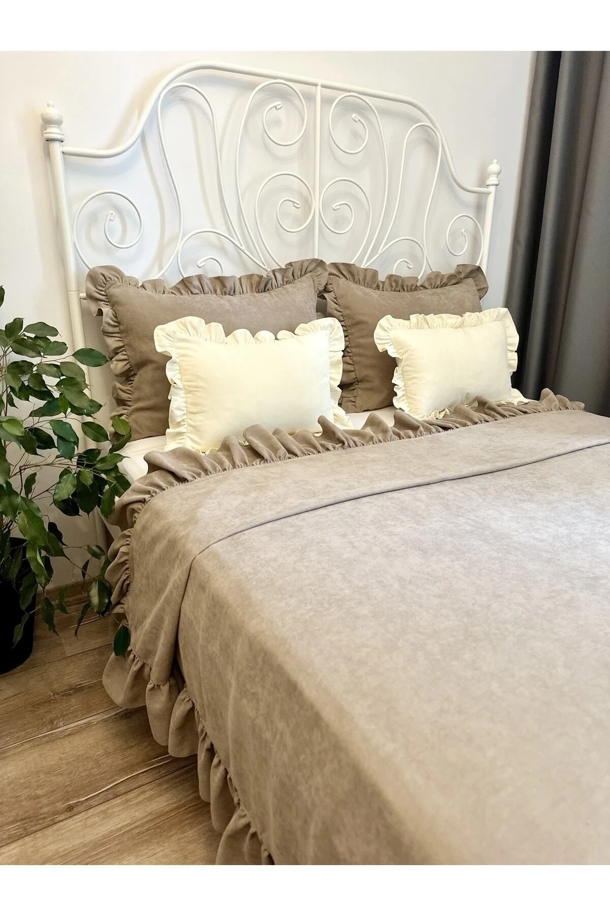 Fırfırlı Açık Ay Taşı Yatak Örtüsü Seti Tek Kişilik