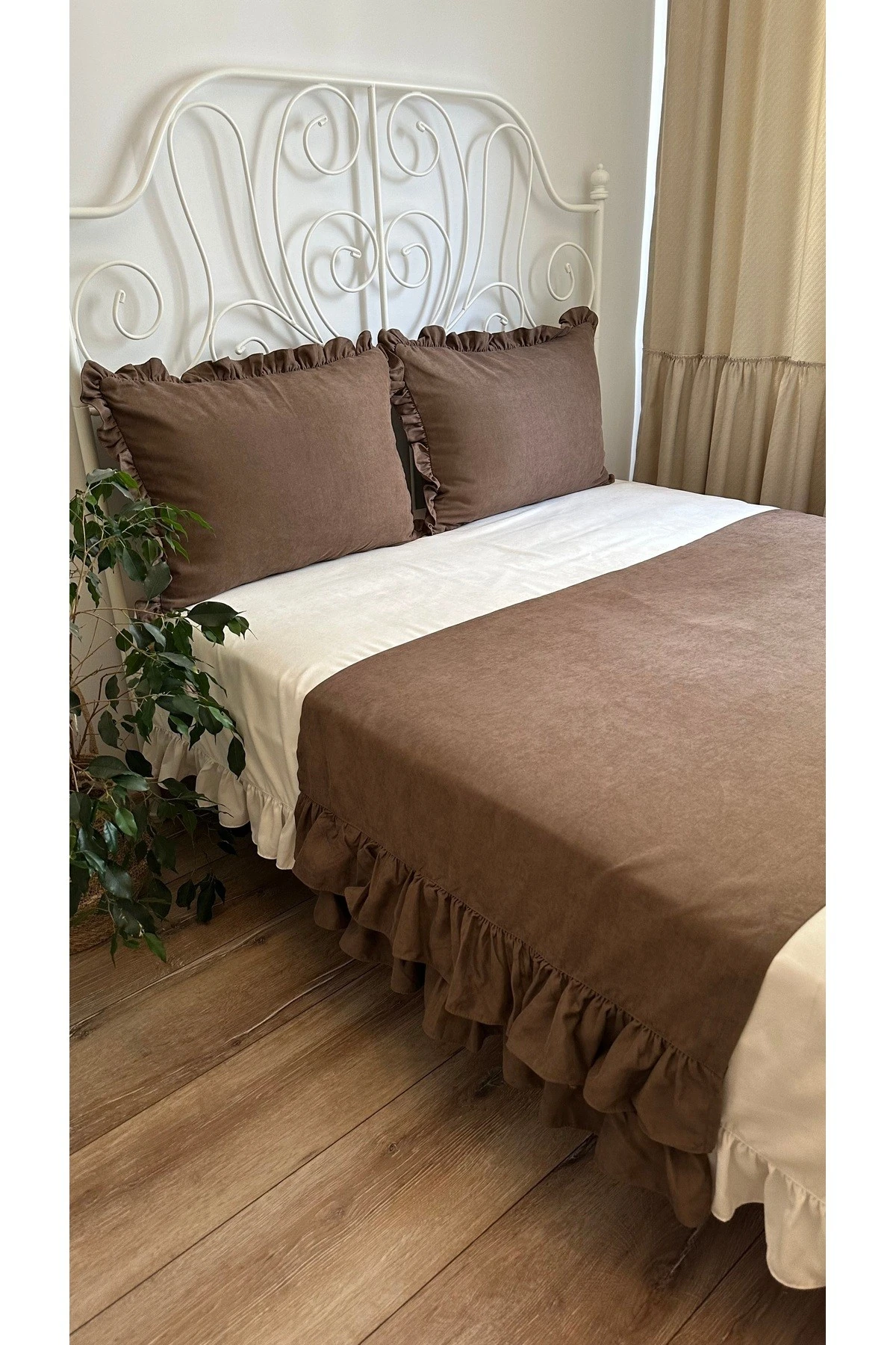 Kahverengi Rengi Çift Kat Fırfırlı Yatak Runner ve Yastık Kılıfı Çift Kişilik 3 PARÇA