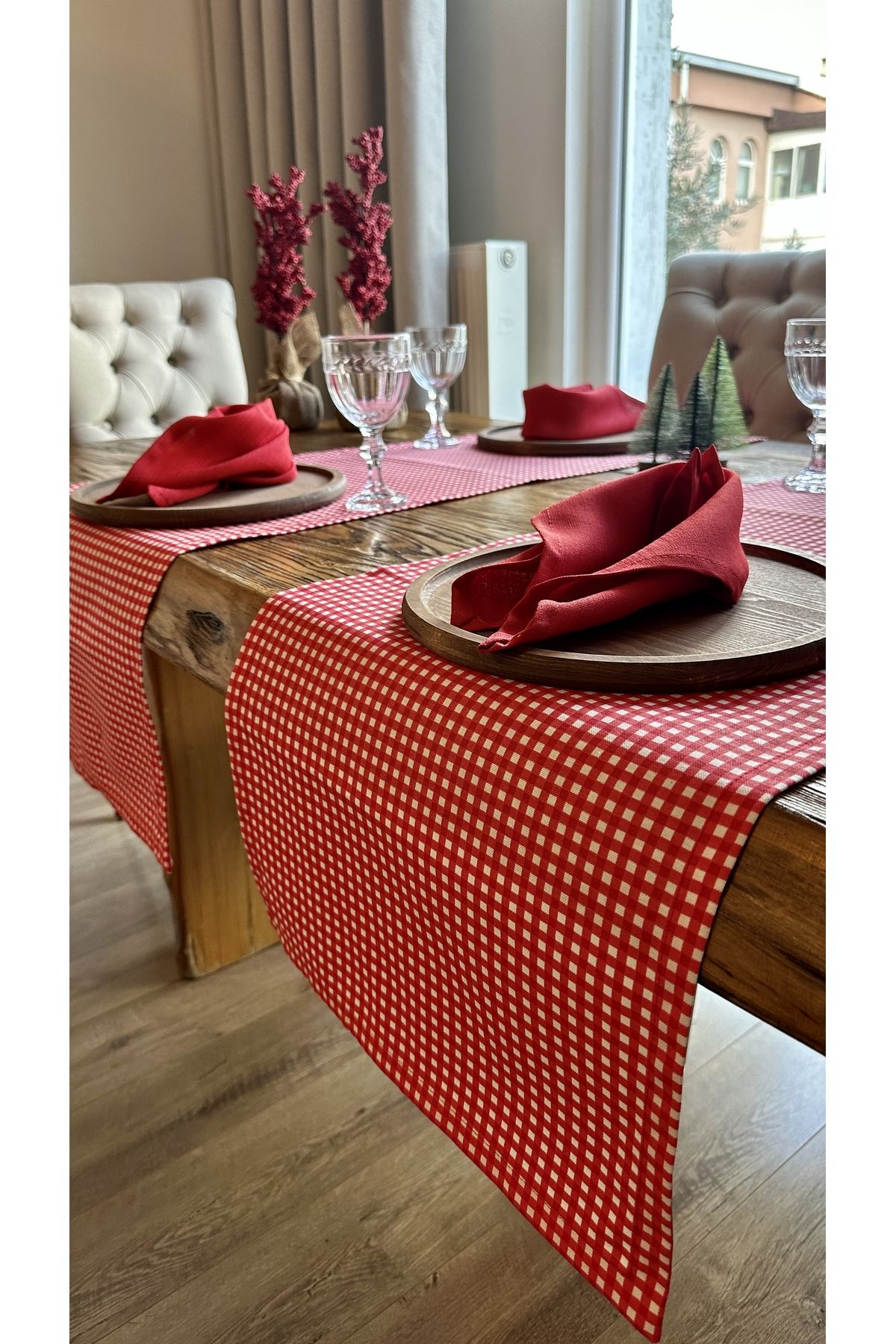 Leke Tutmaz Su Itici Özellikli Pötikare Kırmızı Düz Runner