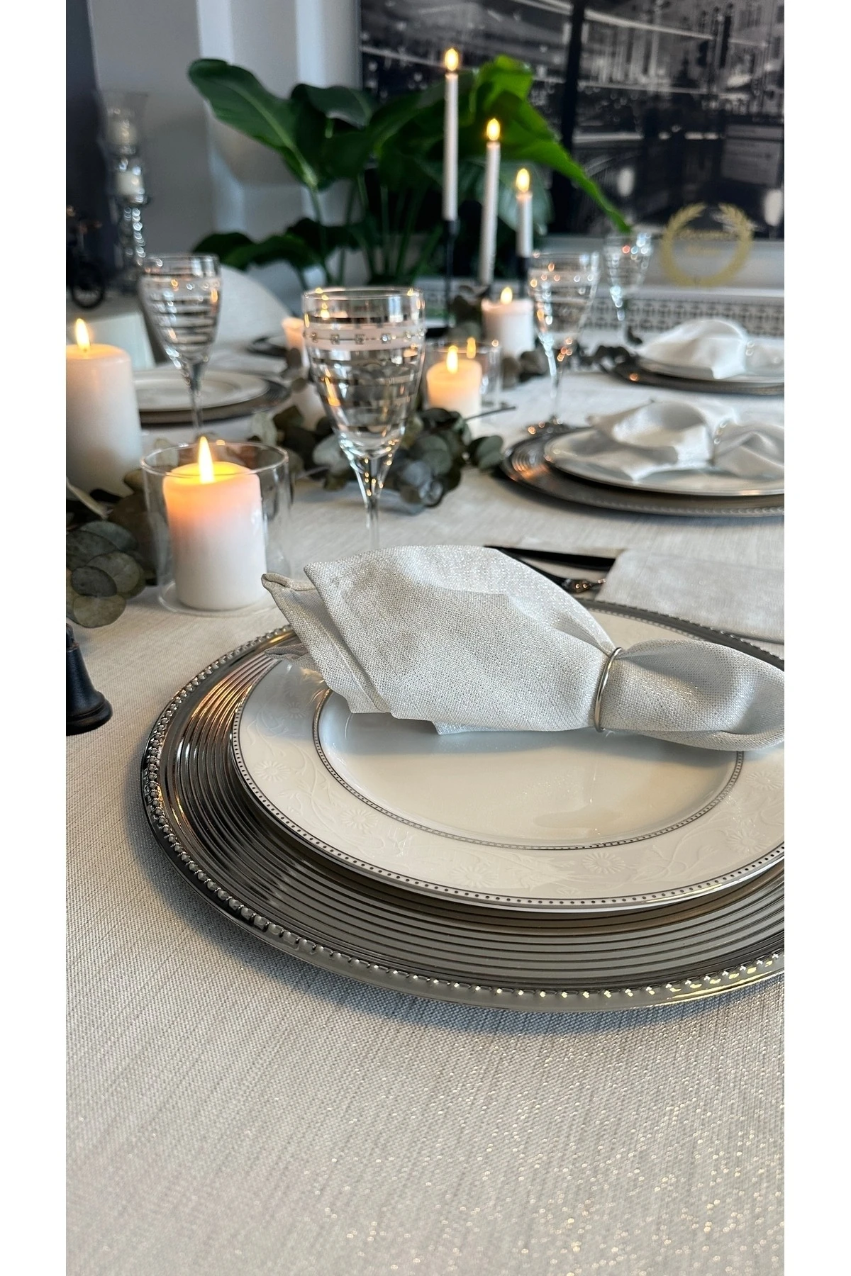 Keten Dokulu Simli Köşe Fransız Dantelli Masa Örtüsü