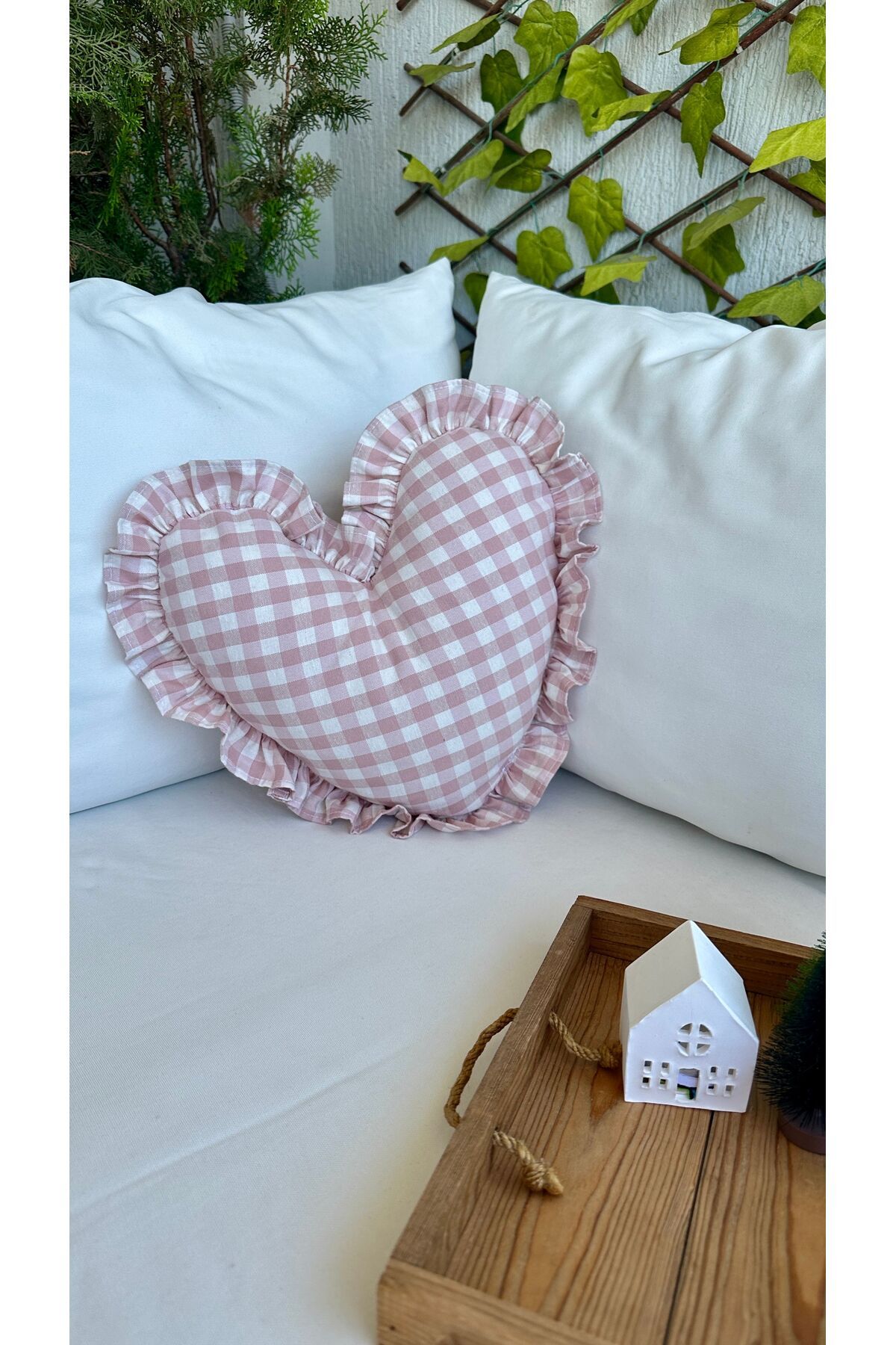 Kumaş Fırfırlı Kalp Yastık