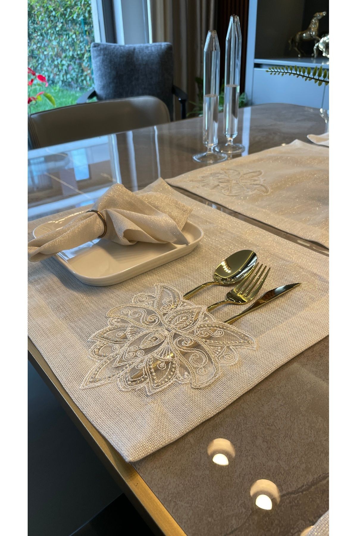 12 Kişilik Linen Fransız Dantelli Gold Simli Ekru Amerikan Servis Ve Runner Set 13 PARÇA (PEÇETESİZ)