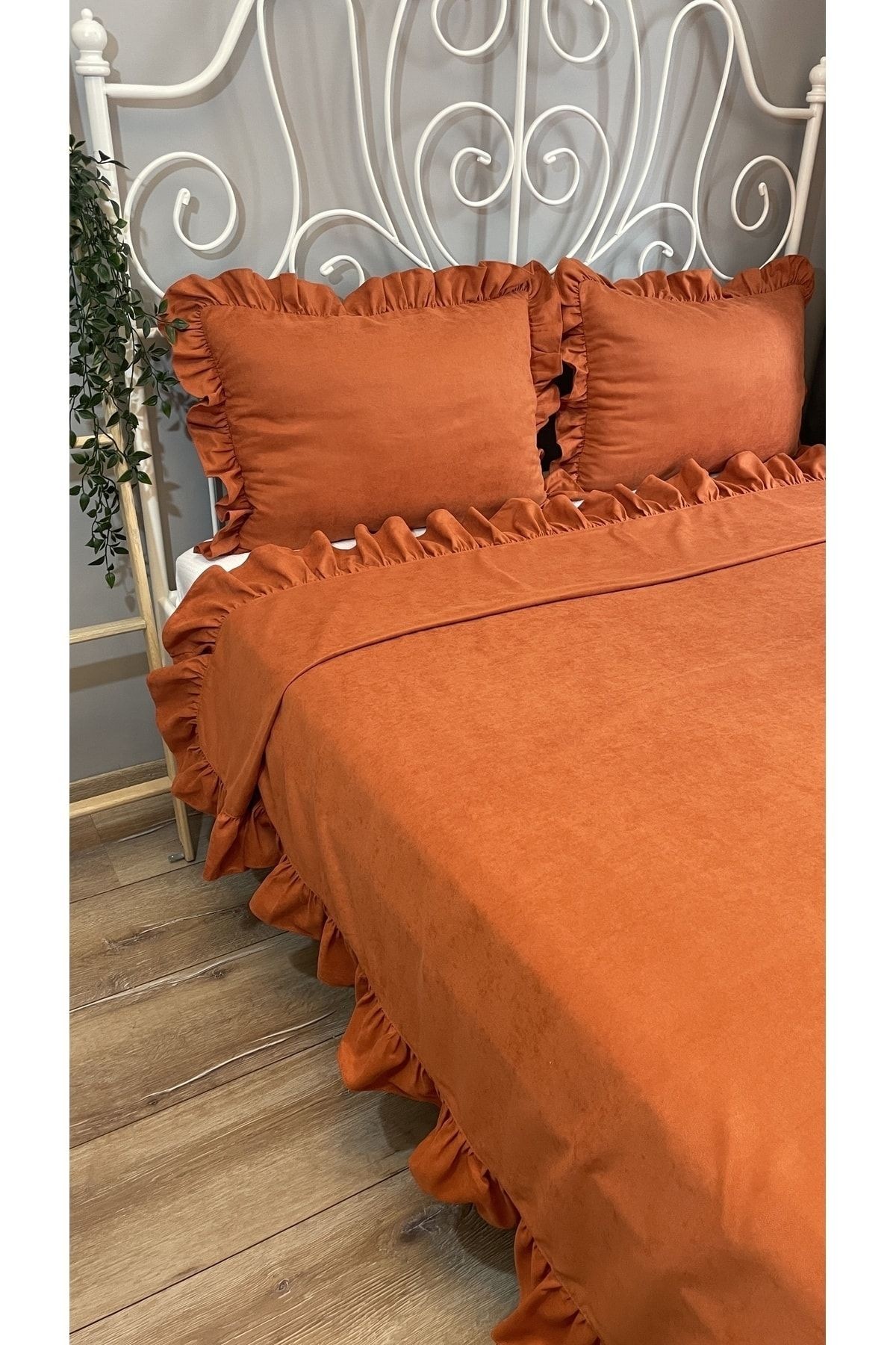 Kiremit Rengi Fırfırlı Yatak Örtüsü Set Çift Kişilik