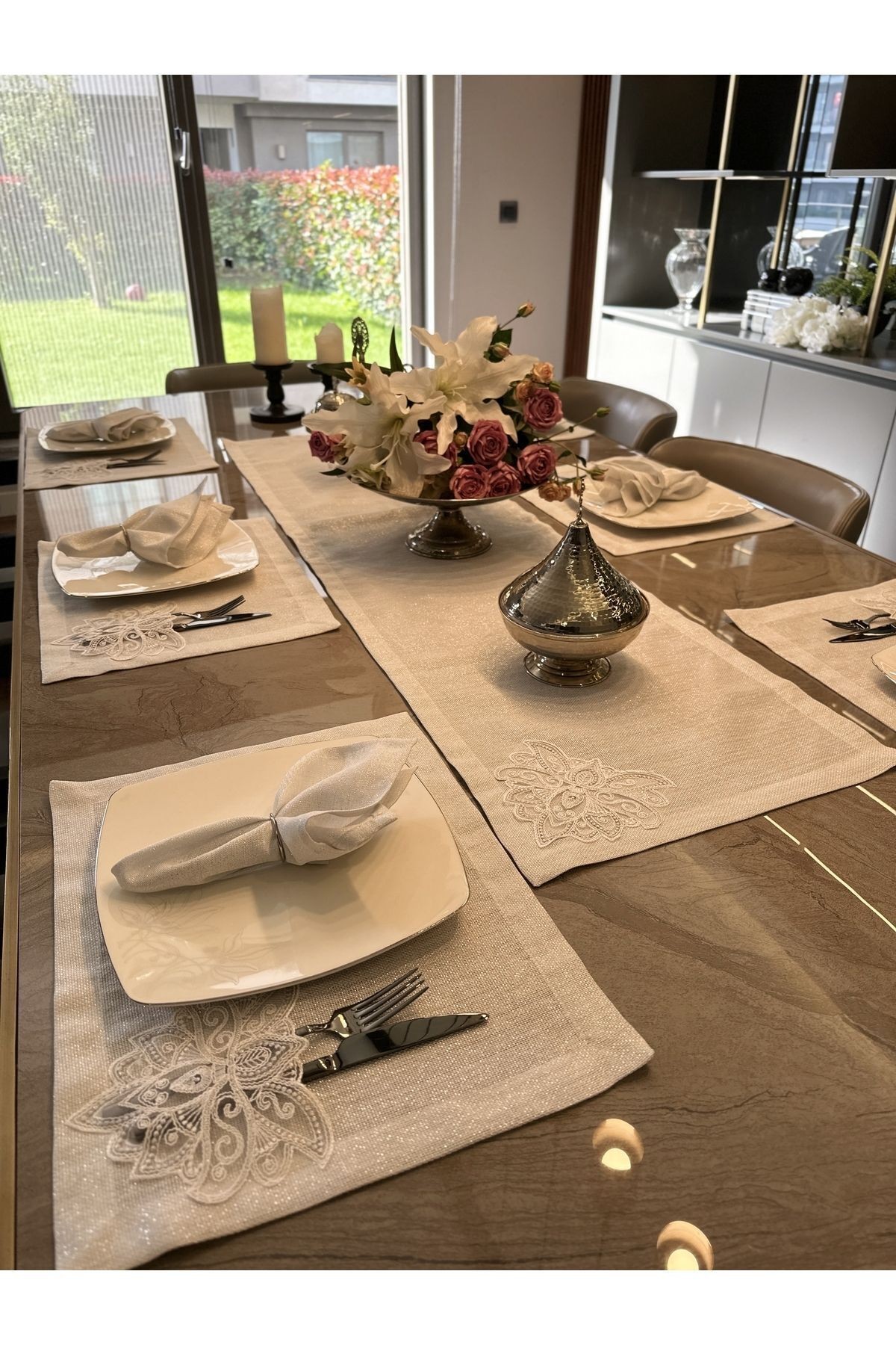 7 Parça Linen Fransız Dantelli Gümüş Simli Beyaz Amerikan Servis Ve Runner Set (PEÇETE DAHİL DEĞİL)