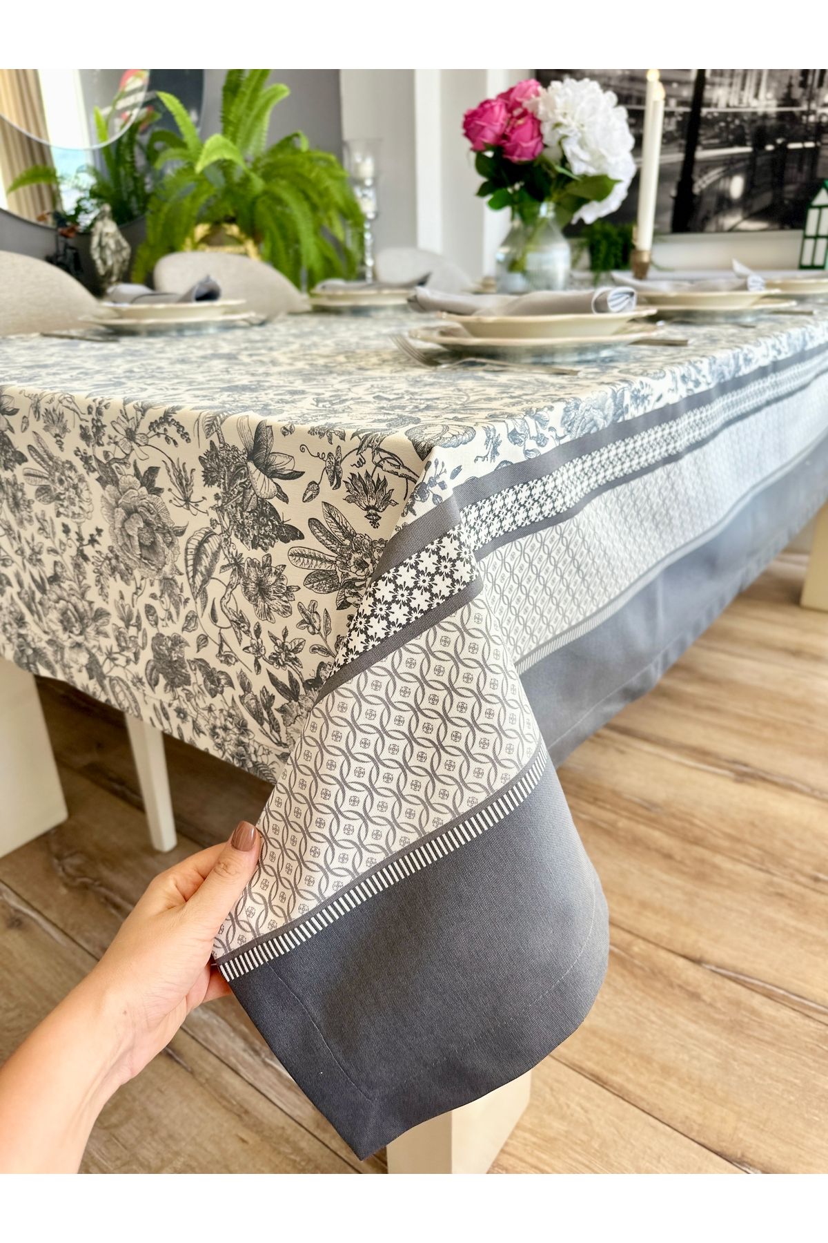 Leke Tutmaz Çiçek Desenli Kenar Bordürlü Masa Örtüsü