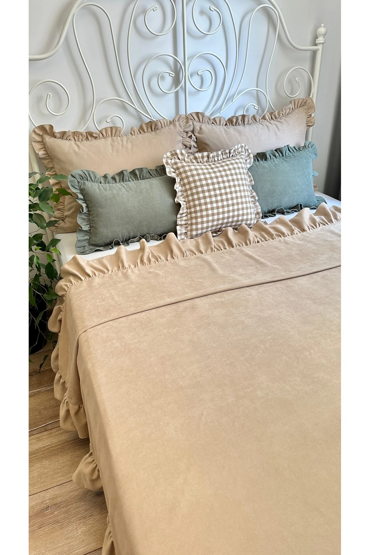 Bej Fırfırlı Yatak Örtüsü Çift Kişilik Battal Boy Yatak Örtüsü