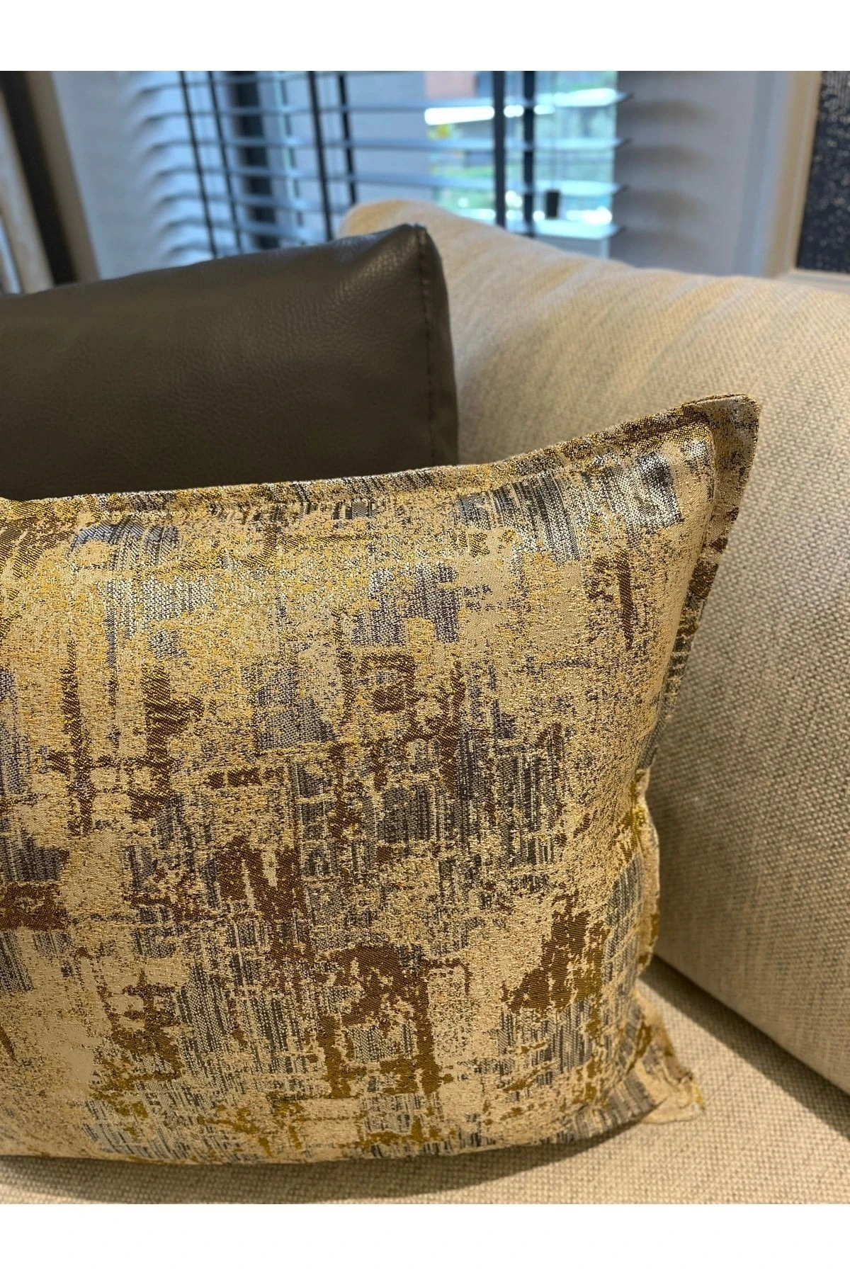 Gümüş Sarı Detaylı Salon Kırlent Kılıfı