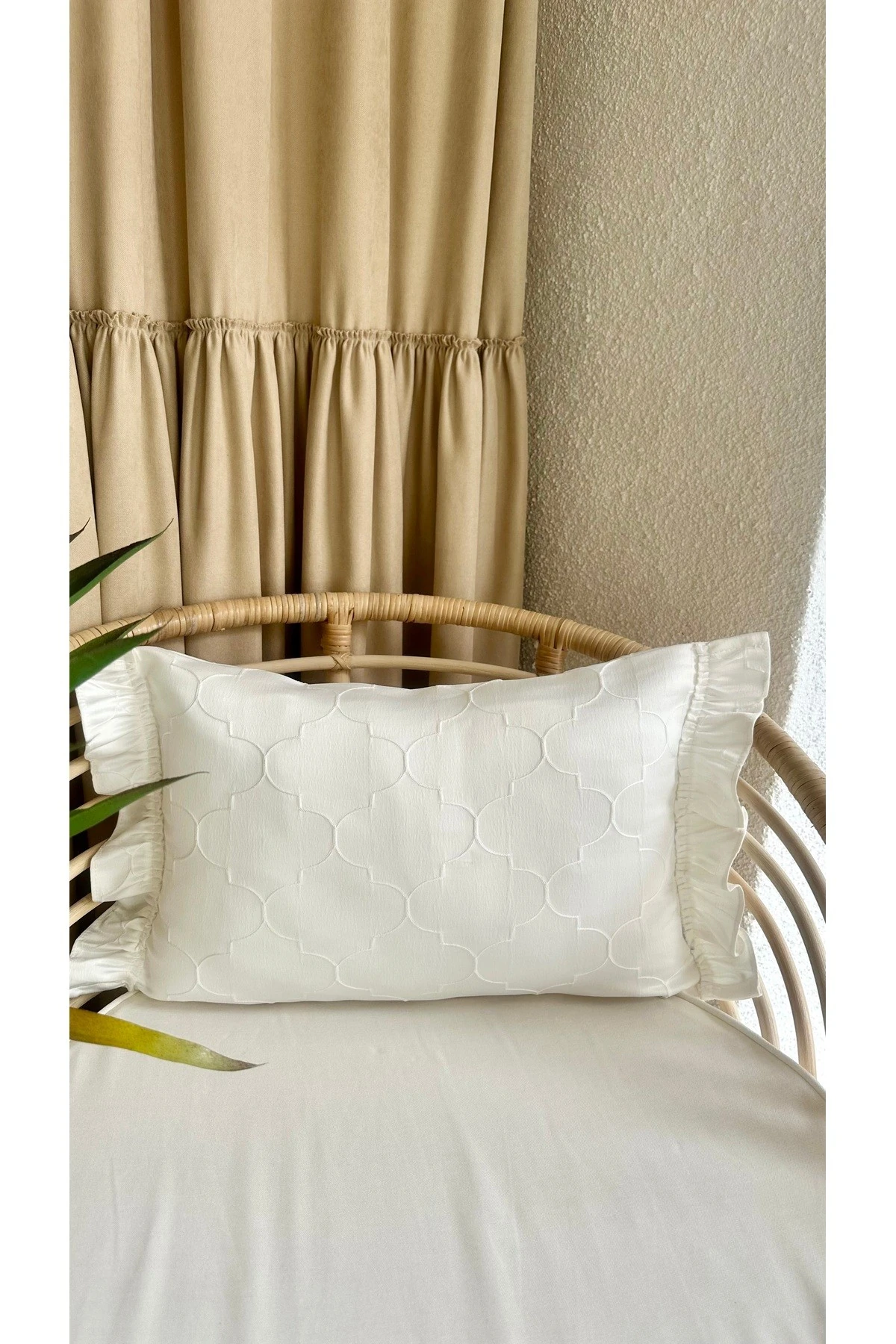 Ekru Desenli Fırfırlı Kırlent Kılıfı