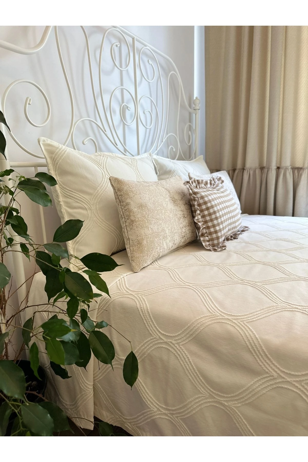 Nakışlı Yatak Örtüsü Pike Takımı Çift Kişilik