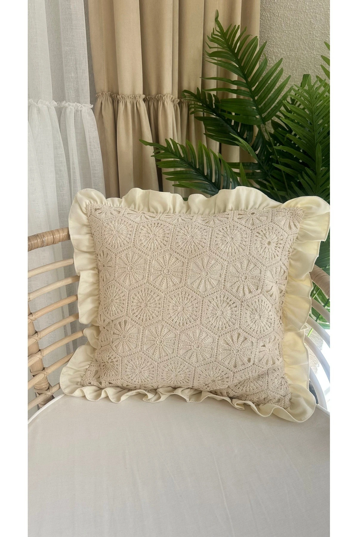 Ekru Dantel ve Fırfır Detaylı Tasarım Kırlent Kılıfı