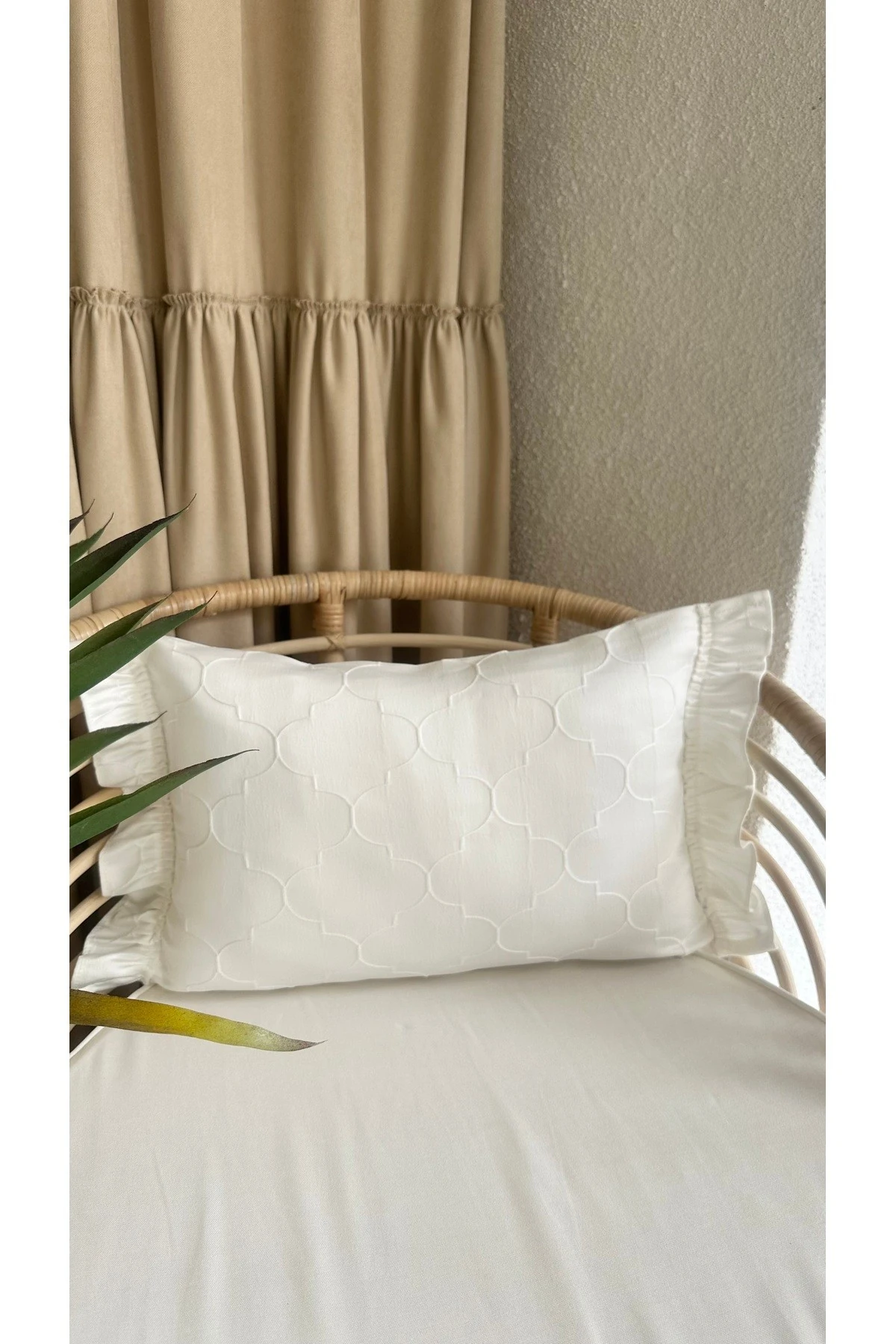 Ekru Desenli Fırfırlı Kırlent Kılıfı