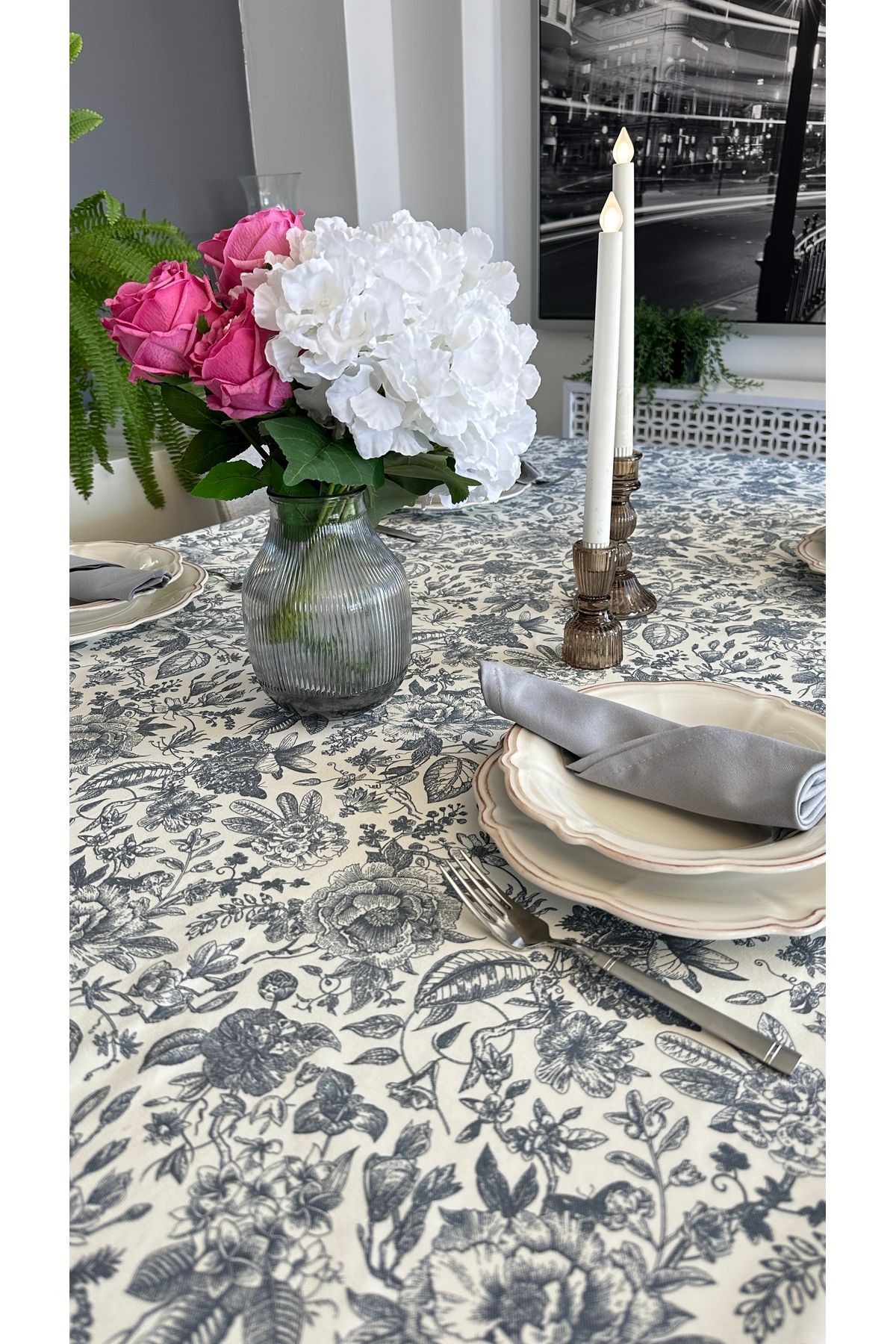 Leke Tutmaz Çiçek Desenli Kenar Bordürlü Masa Örtüsü