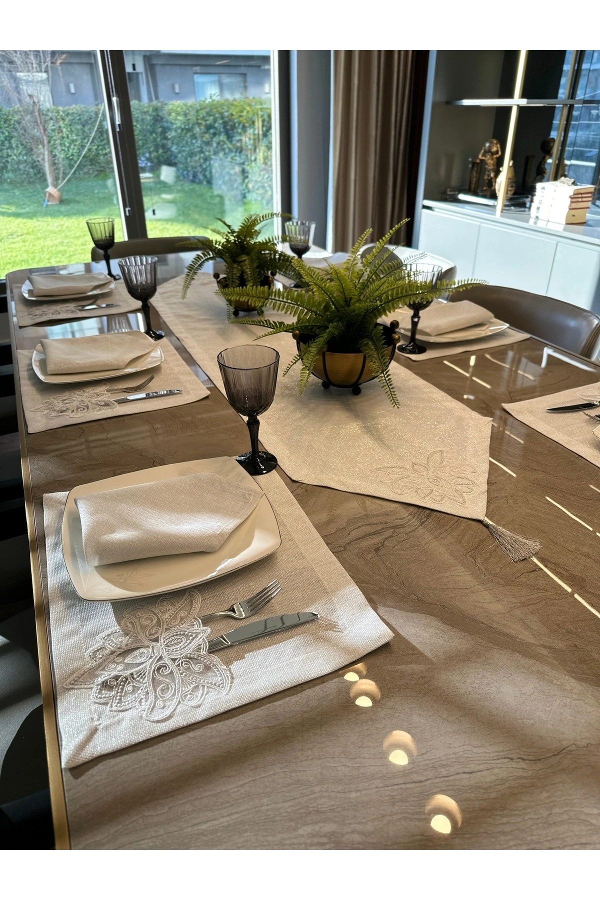 17 Parça 8 KİŞİLİK Fransız Dantelli Köşe Püsküllü Simli Amerikan Servis Runner Peçete Set