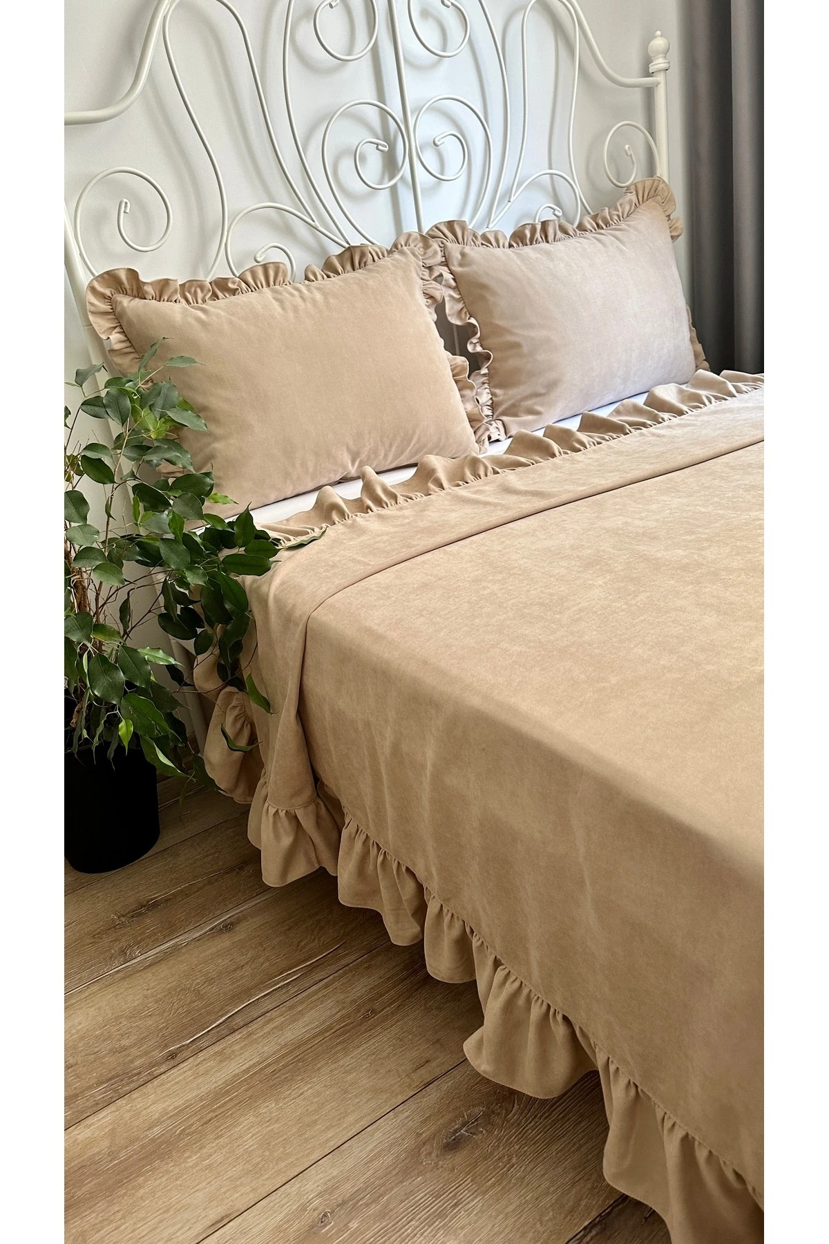 Bej Fırfırlı Yatak Örtüsü Çift Kişilik Battal Boy Yatak Örtüsü