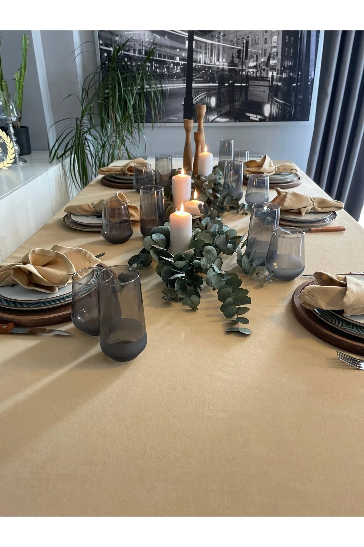 Kadife Dokulu Dertsiz Koyu Bej Bal Köpüğü Masa Örtüsü