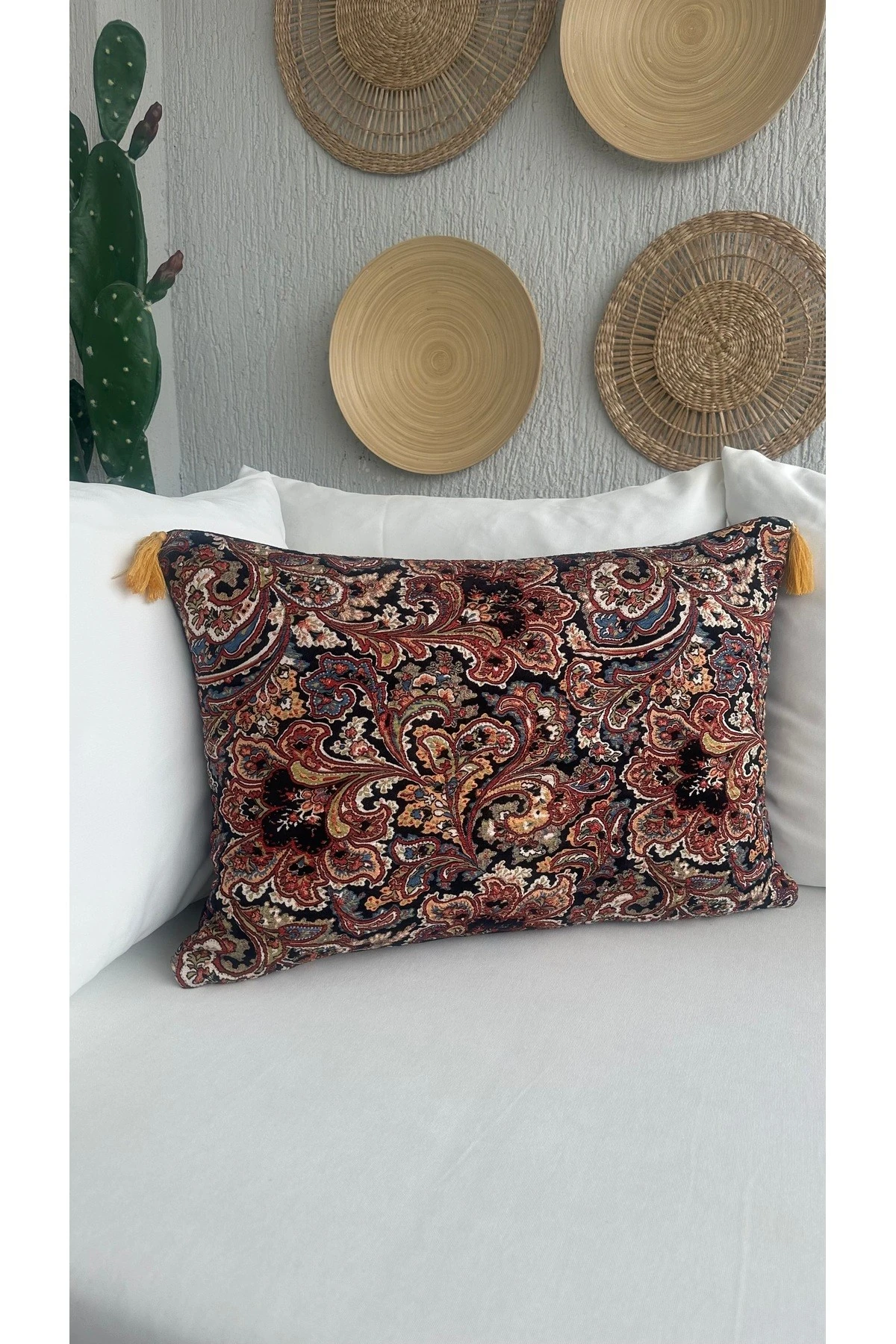 Dokuma Kumaş Siyah Renkli Çiçek Nakışlı Püsküllü Etnik Desen Kırlent Kılıfı