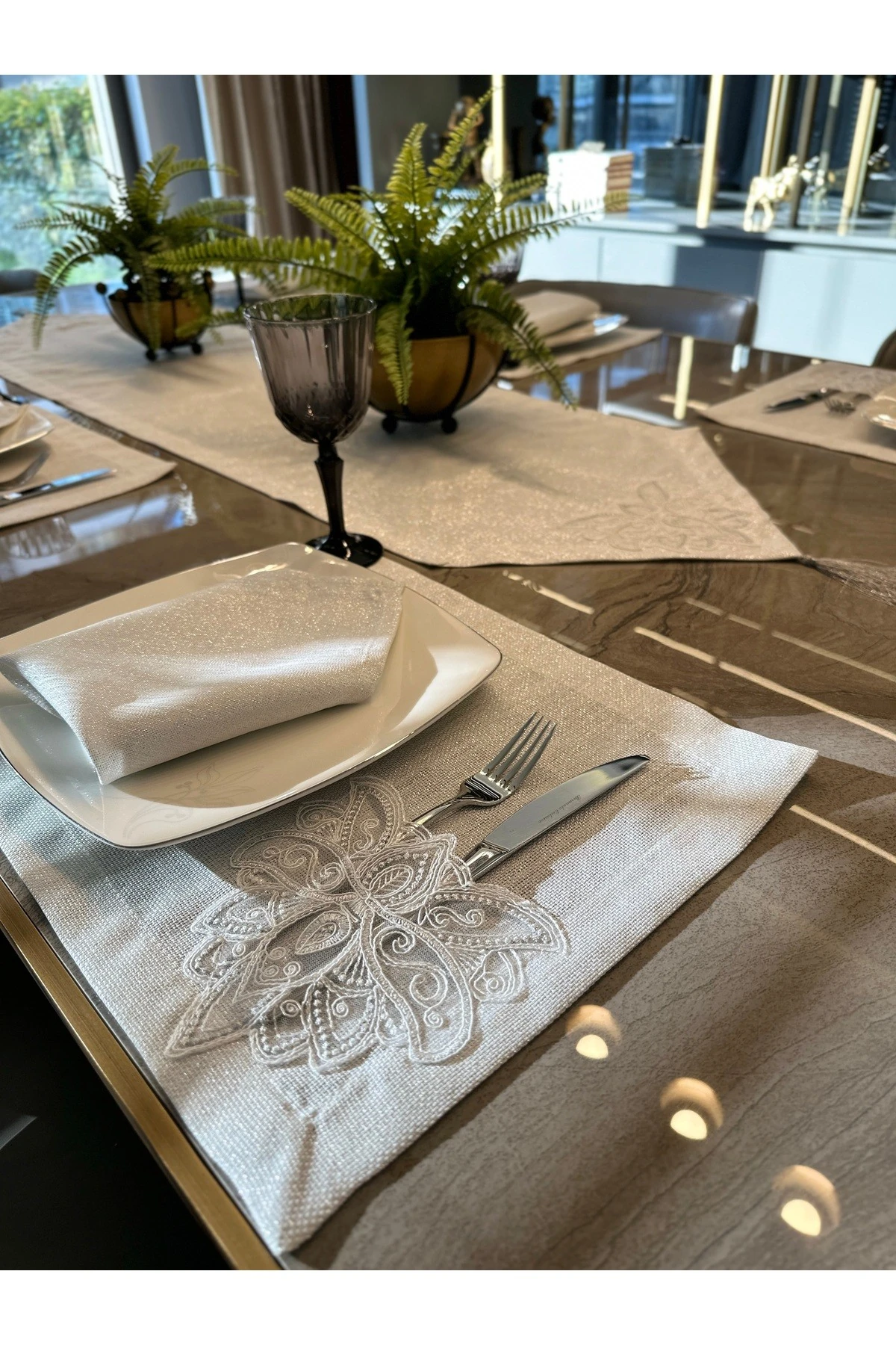 17 Parça 8 KİŞİLİK Fransız Dantelli Köşe Püsküllü Simli Amerikan Servis Runner Peçete Set