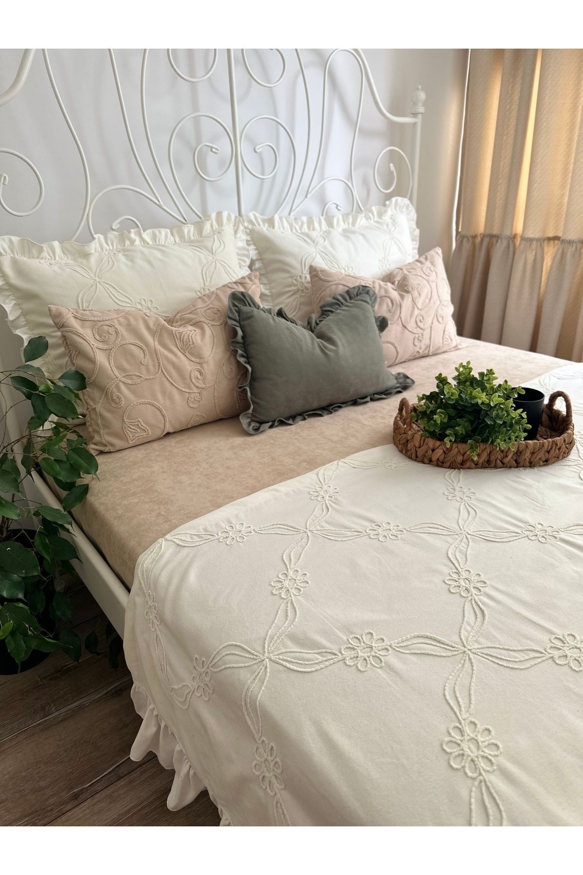 Tasarım Model Nakış İşlemeli Fırfır Detaylı Ekru Yatak Runner Set Fırfırlı Yatak Örtüsü