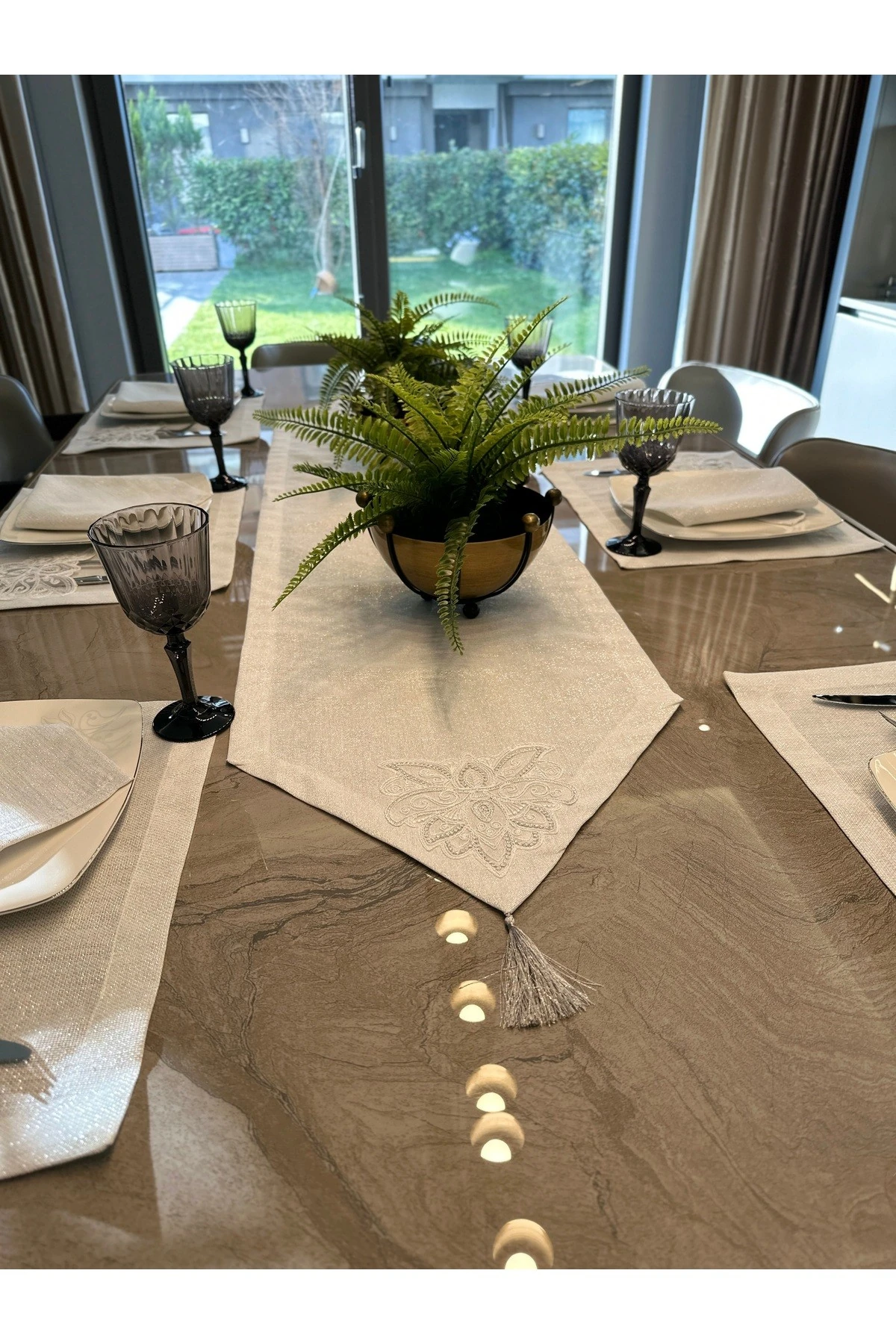 17 Parça 8 KİŞİLİK Fransız Dantelli Köşe Püsküllü Simli Amerikan Servis Runner Peçete Set