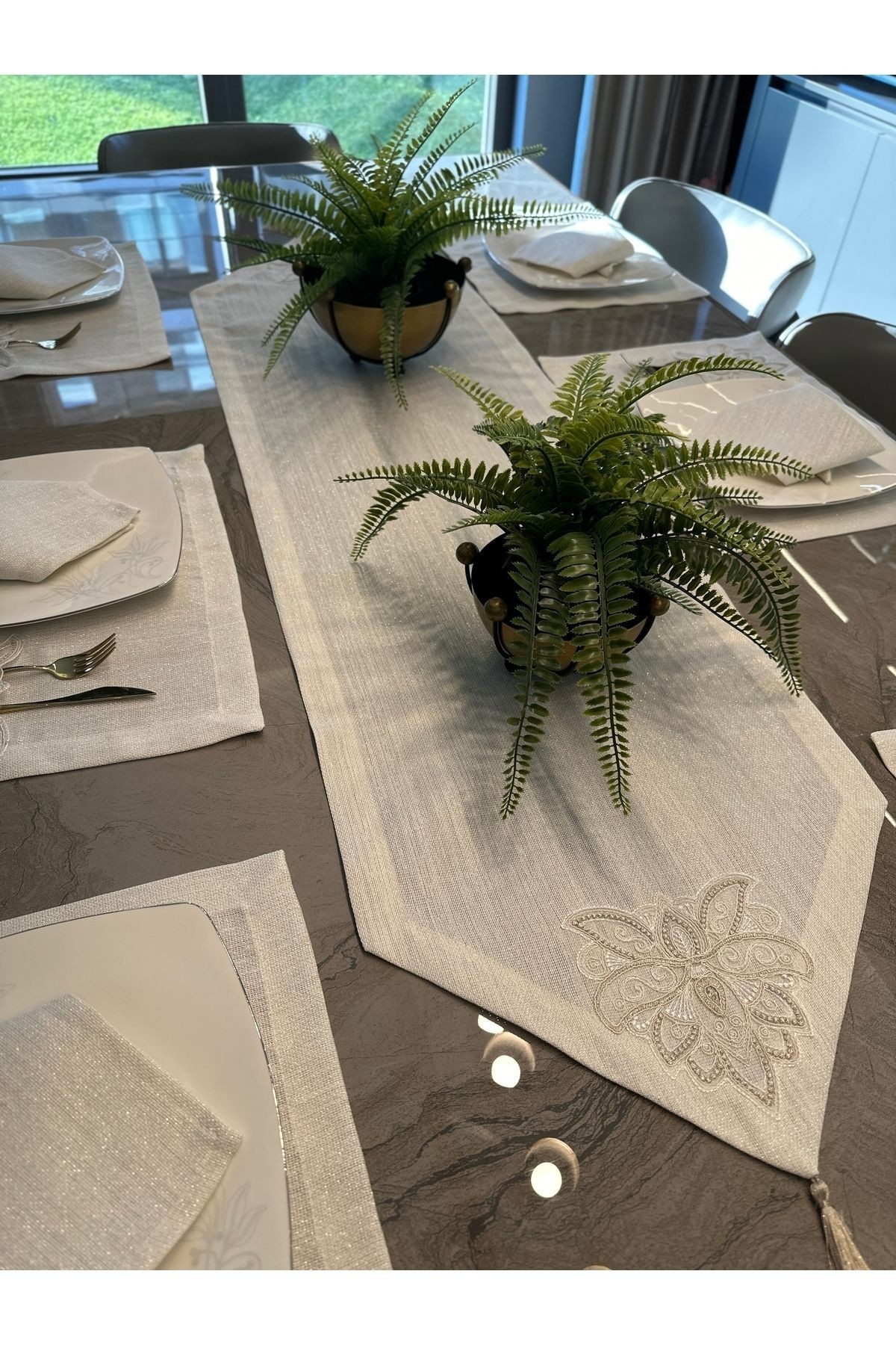 7 Parça Linen Fransız Dantelli Köşe Püsküllü Gold Simli Ekru Amerikan Servis Ve Runner Set