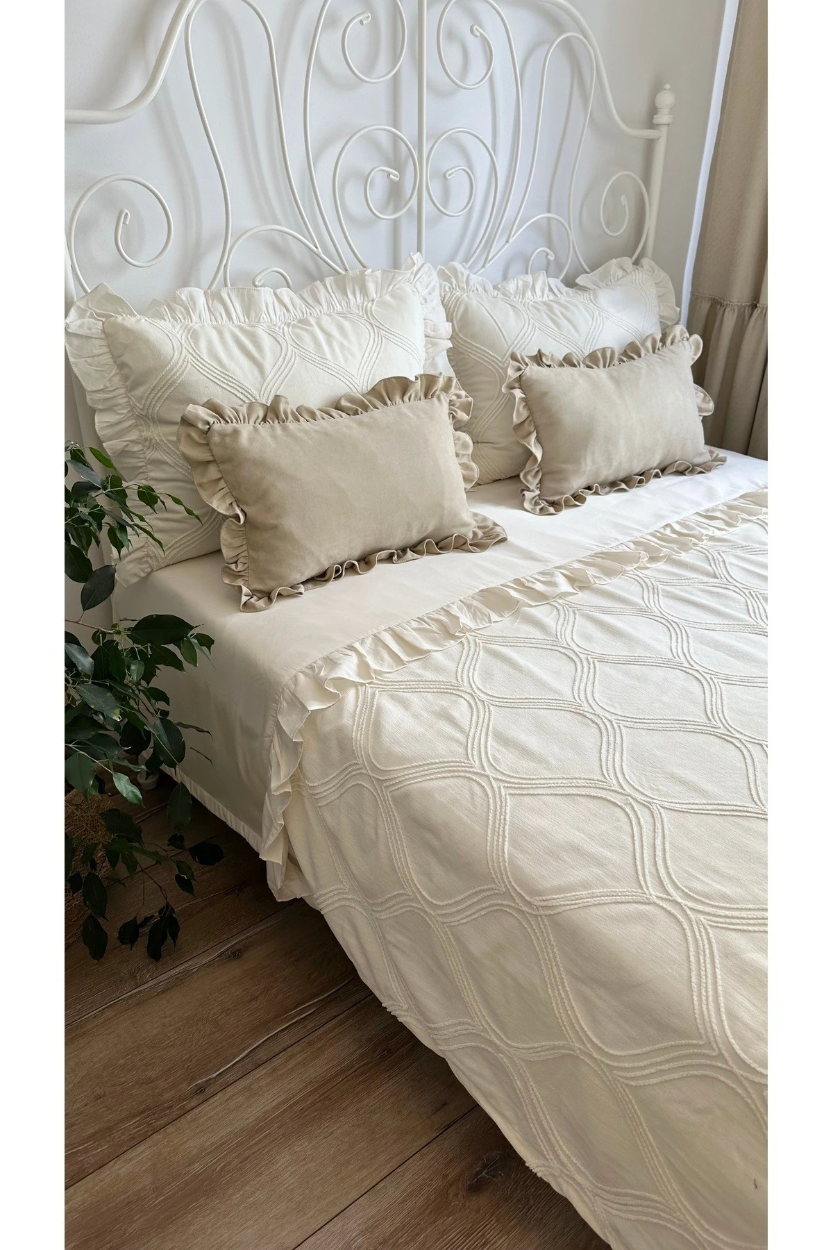 Magnolia Tasarım Ekru Fırfırlı Yatak Örtüsü Çift Kişilik 3 Parça