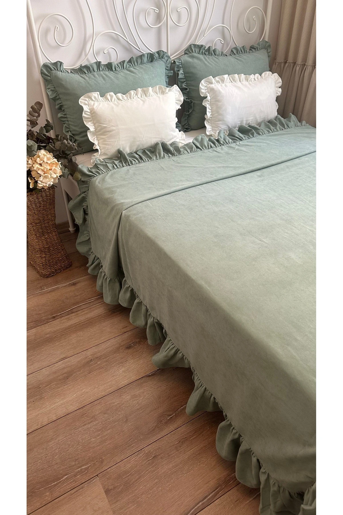 Vintage Adaçayı Yeşili Fırfırlı Yatak Örtüsü Çift Kişilik 3 Parça
