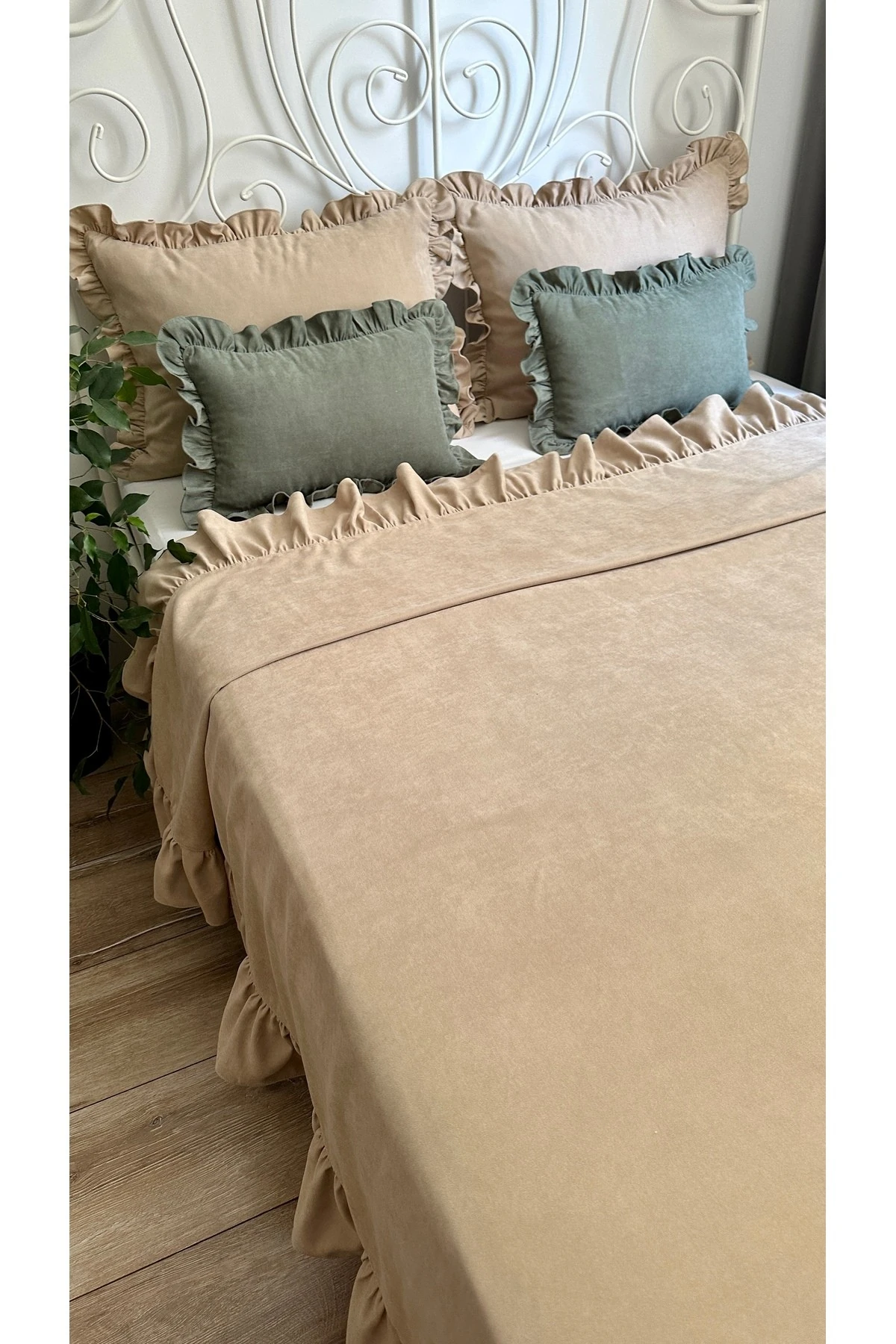 Bej Fırfırlı Yatak Örtüsü Çift Kişilik Battal Boy Yatak Örtüsü