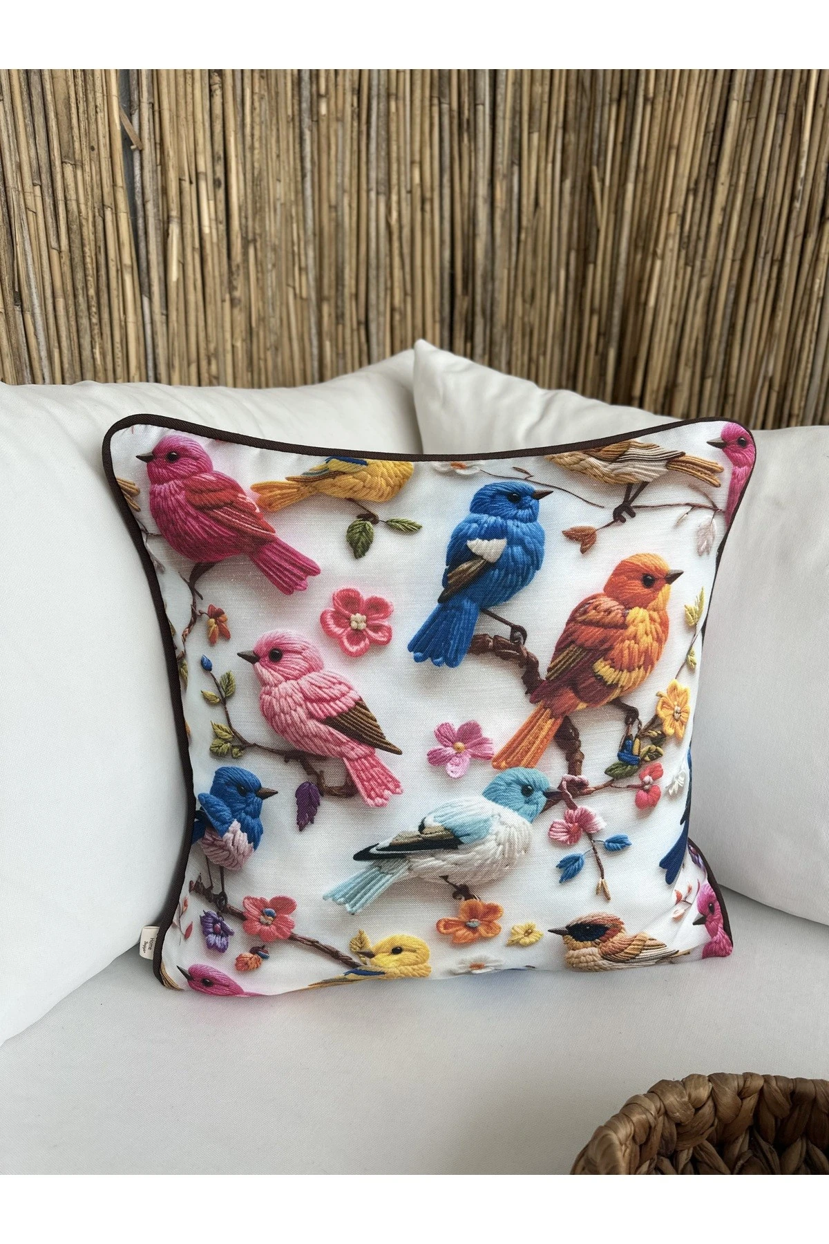 Djital Baskılı Renkli Kuş Desenli Biye Detaylı Kırlent Kılıfı 1 adet