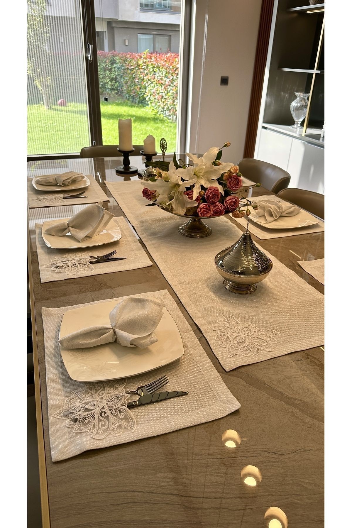 7 Parça Linen Fransız Dantelli Gümüş Simli Beyaz Amerikan Servis Ve Runner Set (PEÇETE DAHİL DEĞİL)