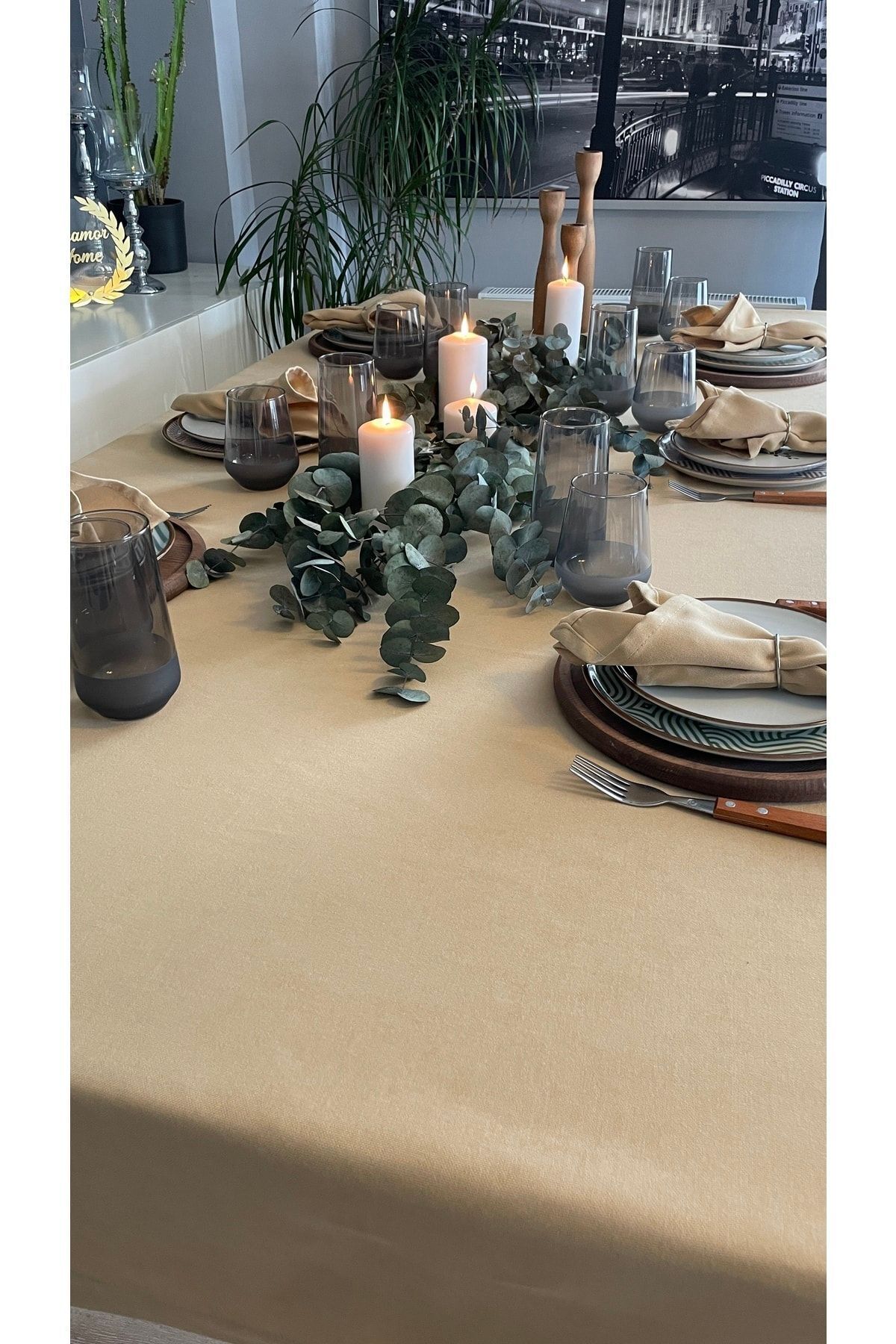 Kadife Dokulu Dertsiz Koyu Bej Bal Köpüğü Masa Örtüsü