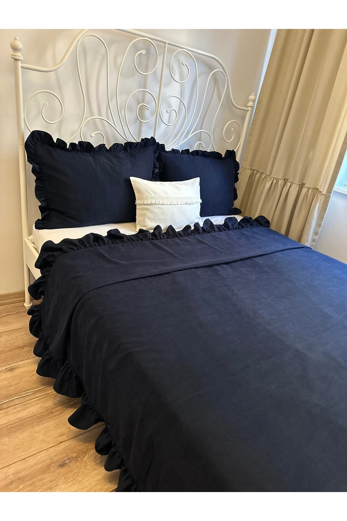 Vintage Adaçayı Yeşili Fırfırlı Yatak Örtüsü Çift Kişilik 3 Parça - Lacivert