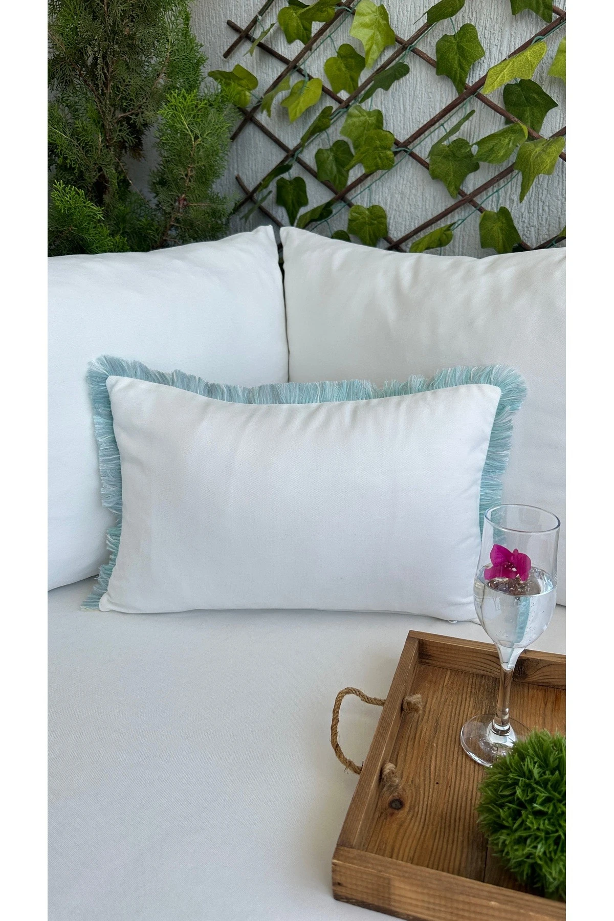 Mavi Püsküllü Beyaz Kırlent Kılıfı