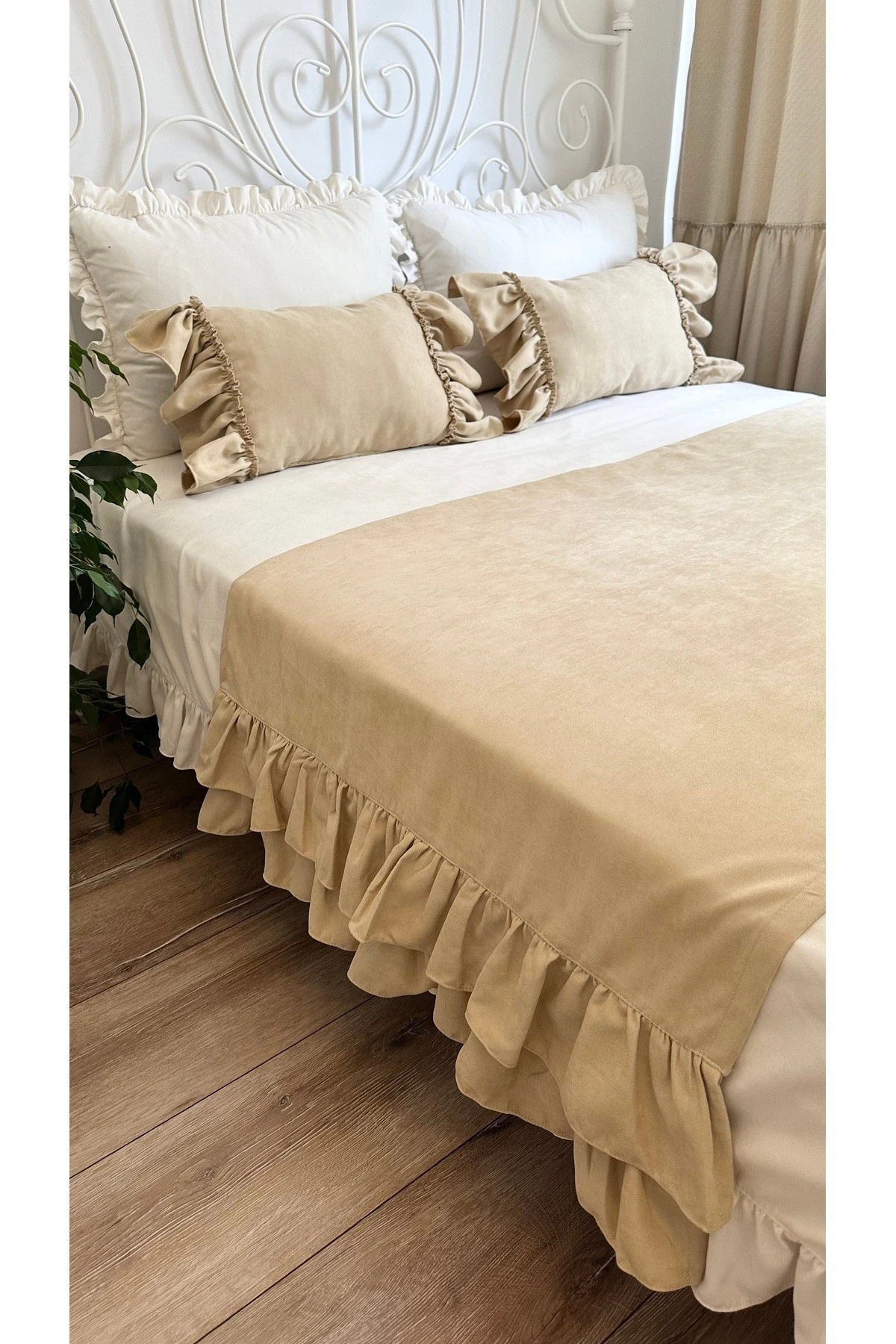 Adaçayı Yeşili Fırfırlı Yatak Runner ve İç Dolgulu Kırlent Seti Çift Kişilik 3 Parça - Bej