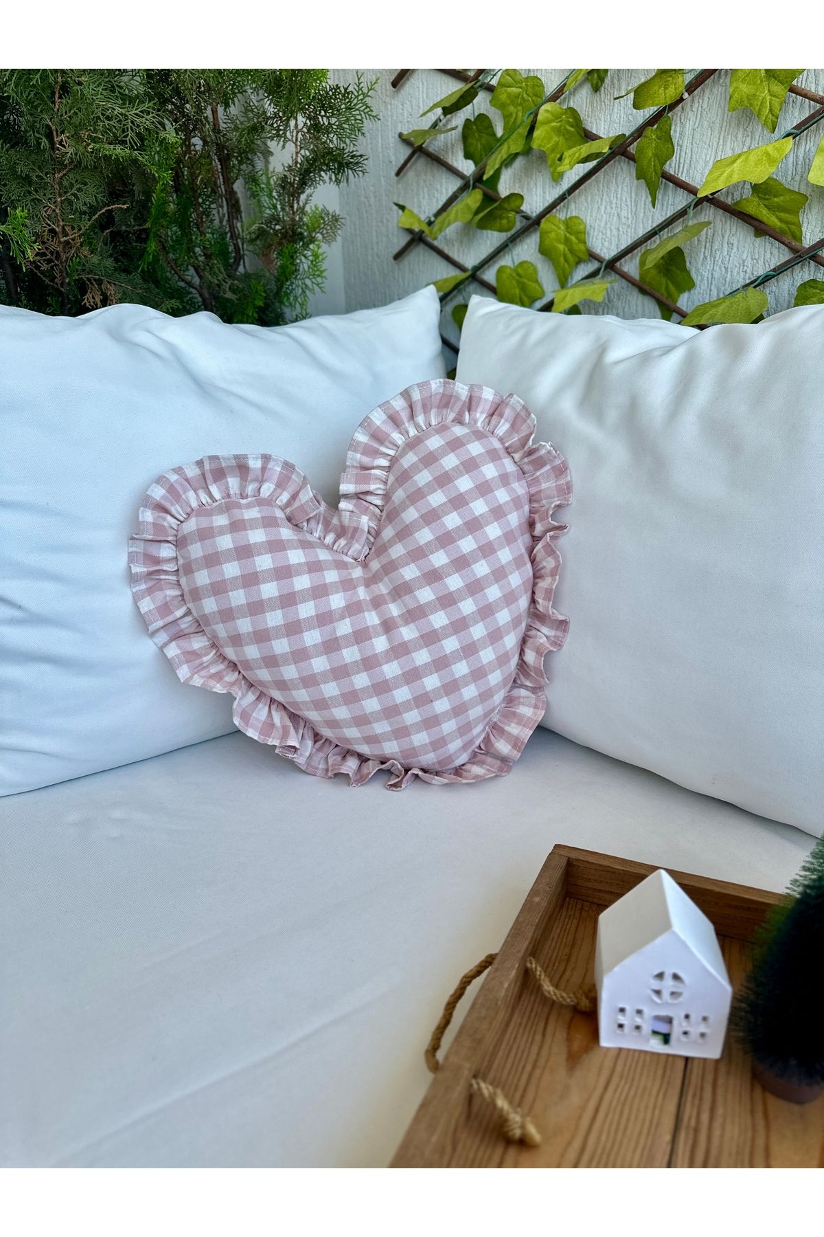 Kumaş Fırfırlı Kalp Yastık