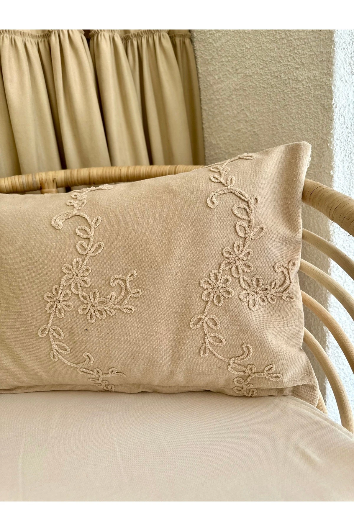 Nakış Detaylı Bej Kırlent Kılıfı Ekru, Gri, Pembe