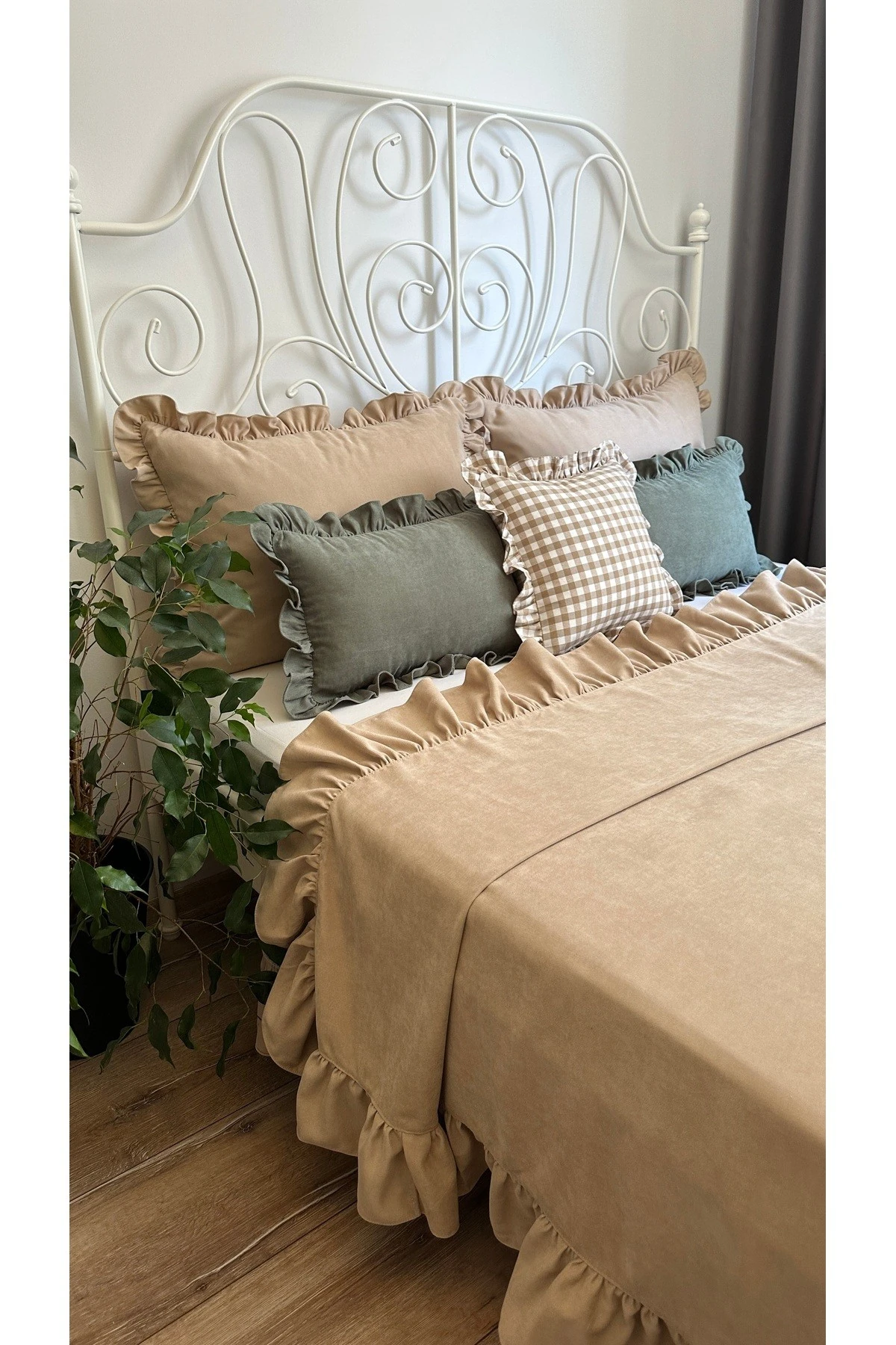 Bej Fırfırlı Yatak Örtüsü Çift Kişilik Battal Boy Yatak Örtüsü