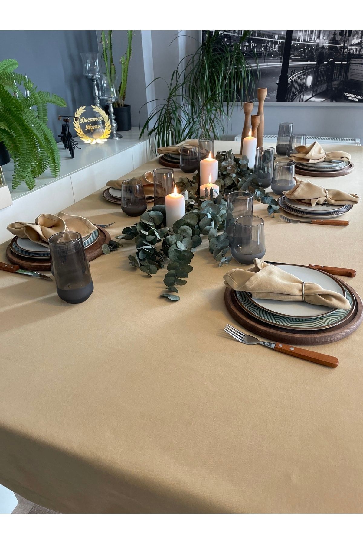 Kadife Dokulu Dertsiz Koyu Bej Bal Köpüğü Masa Örtüsü