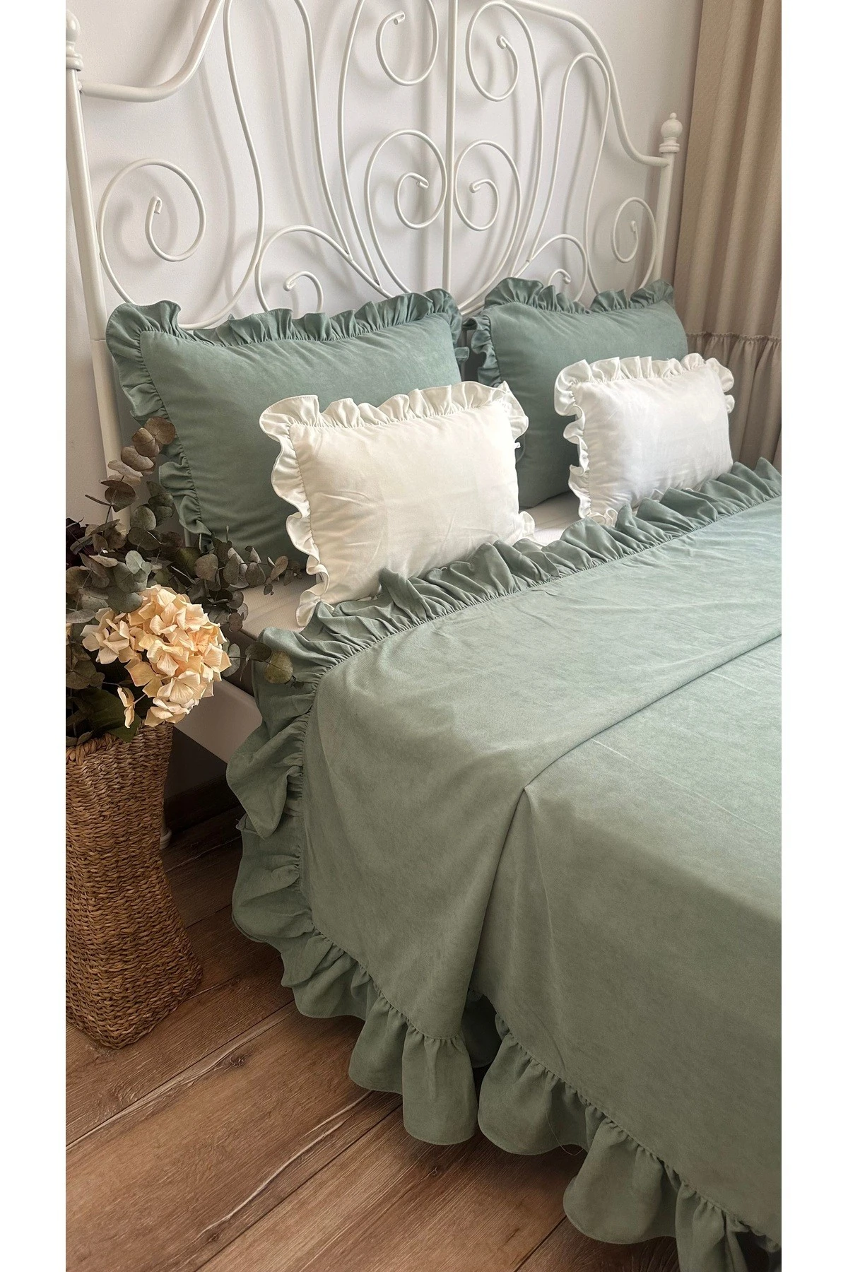 Vintage Adaçayı Yeşili Fırfırlı Yatak Örtüsü Çift Kişilik 3 Parça - Açıl yeşil