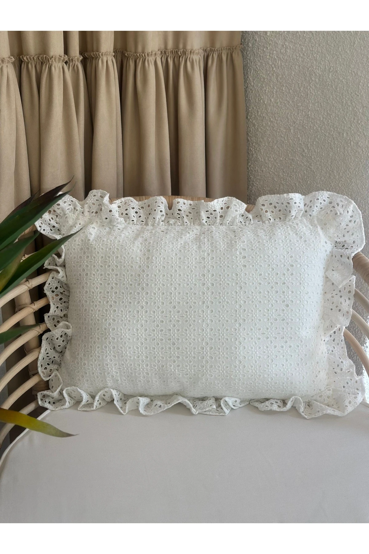 Beyaz Fisto Fırfırlı Kırlent Kılıfı