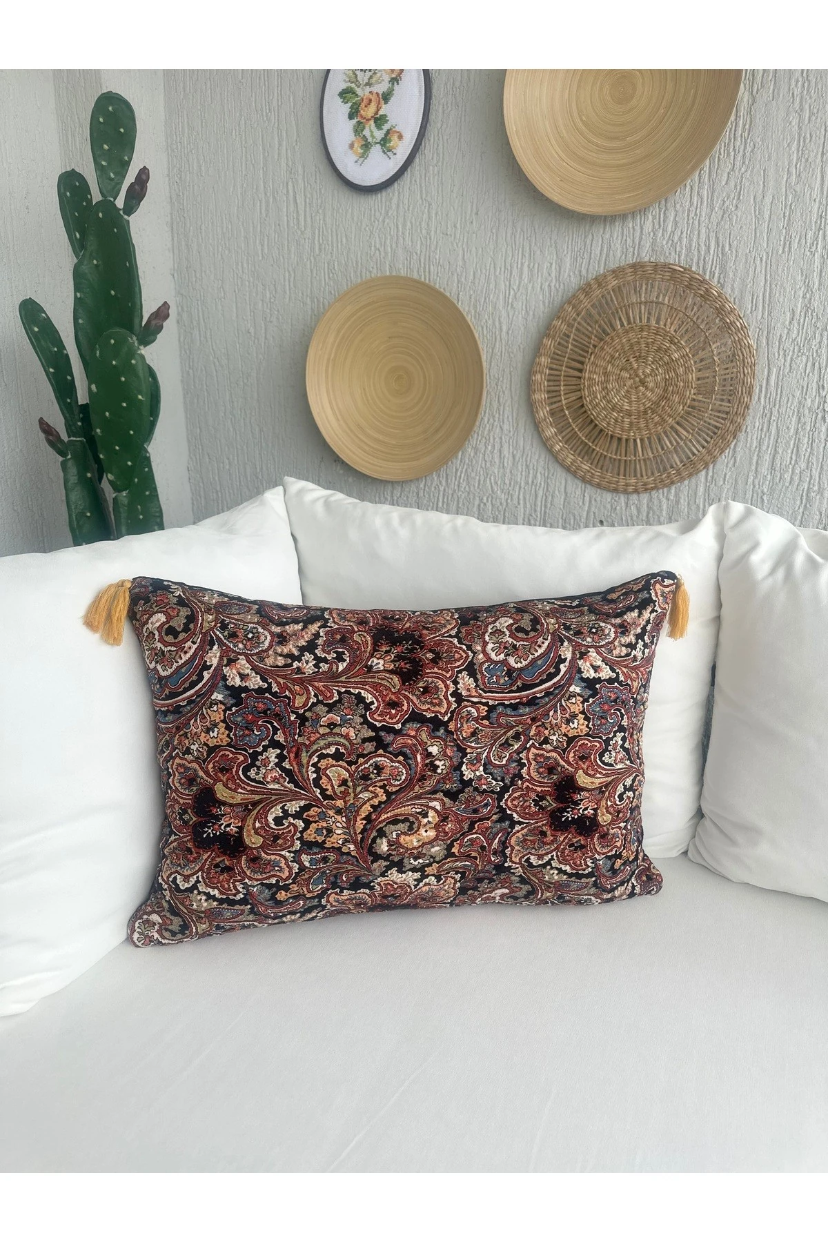 Dokuma Kumaş Siyah Renkli Çiçek Nakışlı Püsküllü Etnik Desen Kırlent Kılıfı