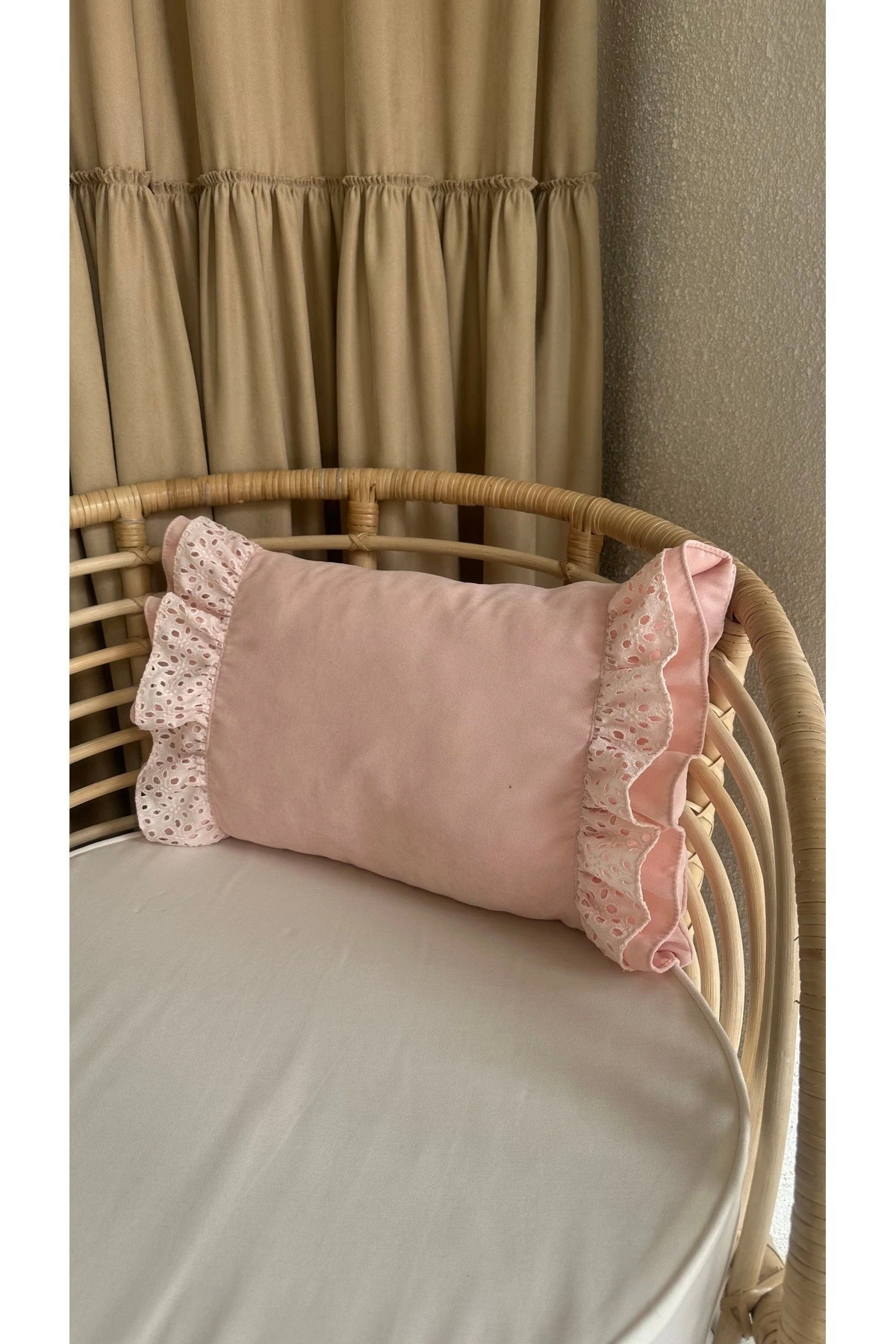 Toz Pembe Dantel Detaylı Dekoratif Kırlent Kılııf