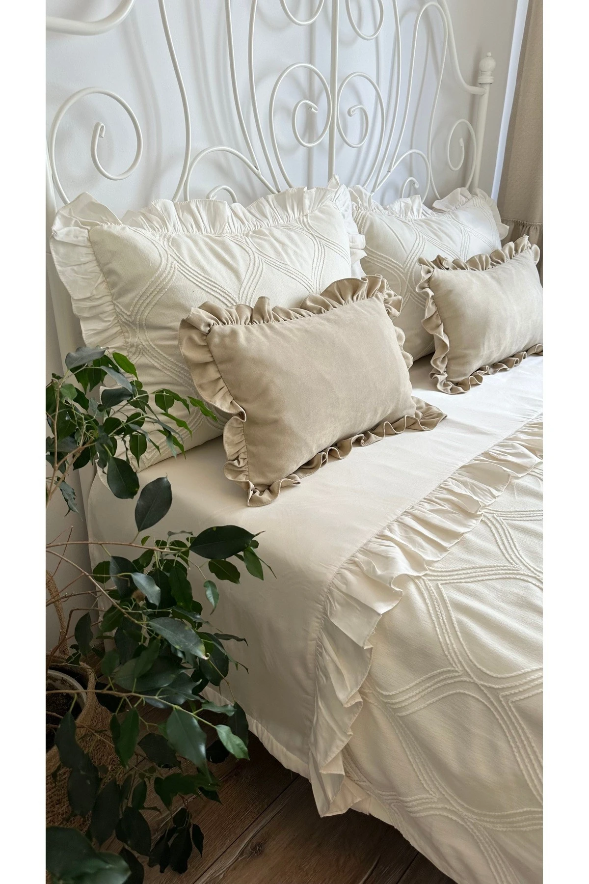 Magnolia Tasarım Ekru Fırfırlı Yatak Örtüsü Çift Kişilik 3 Parça