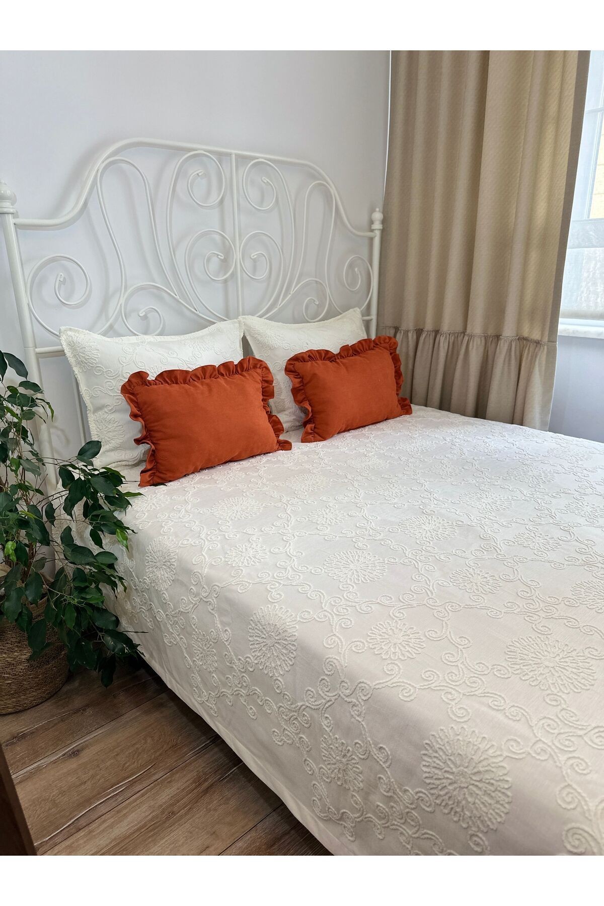 Nakışlı Kırık Beyaz Yatak Örtüsü Pike Takımı Çift Kişilik