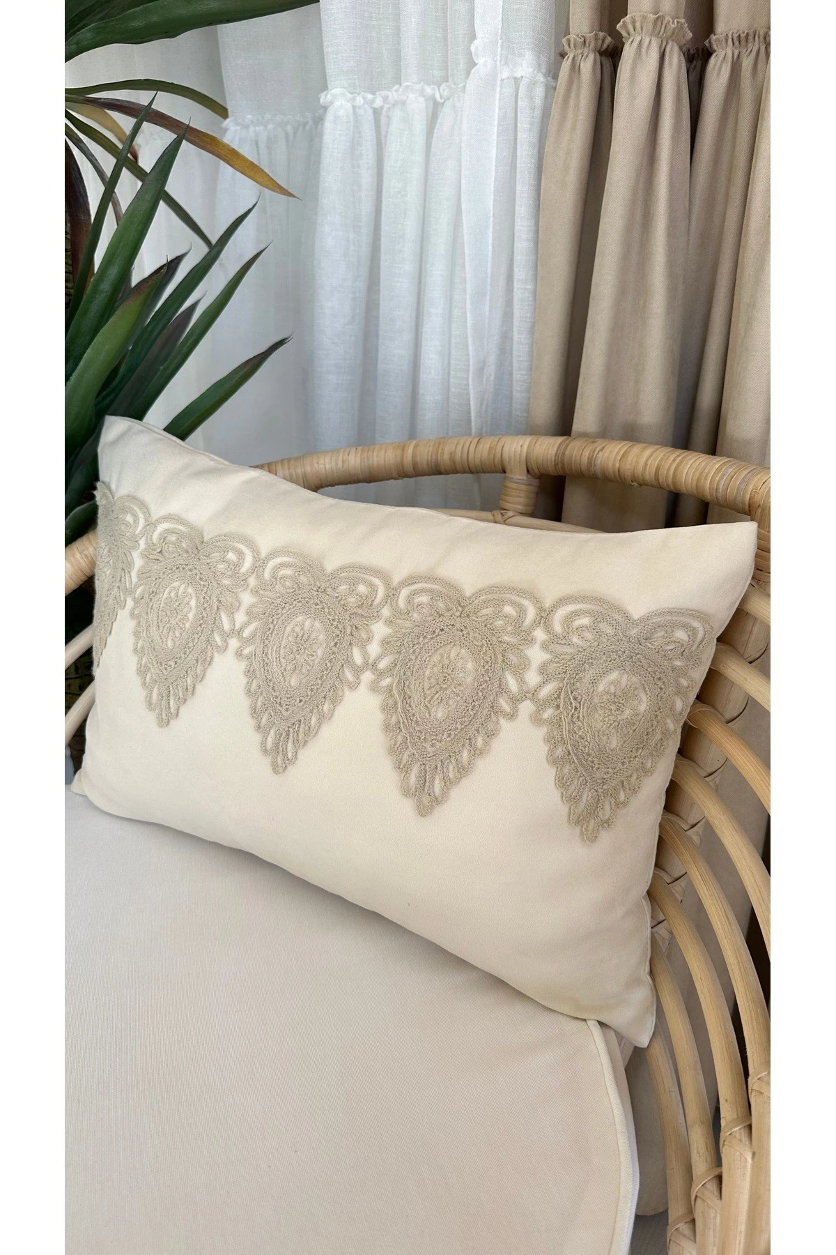 Dantel Detaylı Krem Dikdörtgen Kırlent Kılıfı 50 x 30