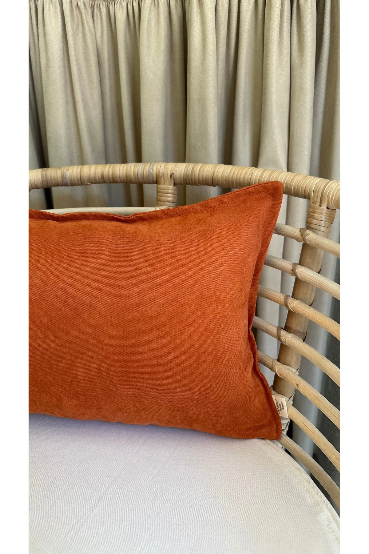 Kadife Dokulu Kiremit Rengi Tarçın Düz Kırlent Kılıfı