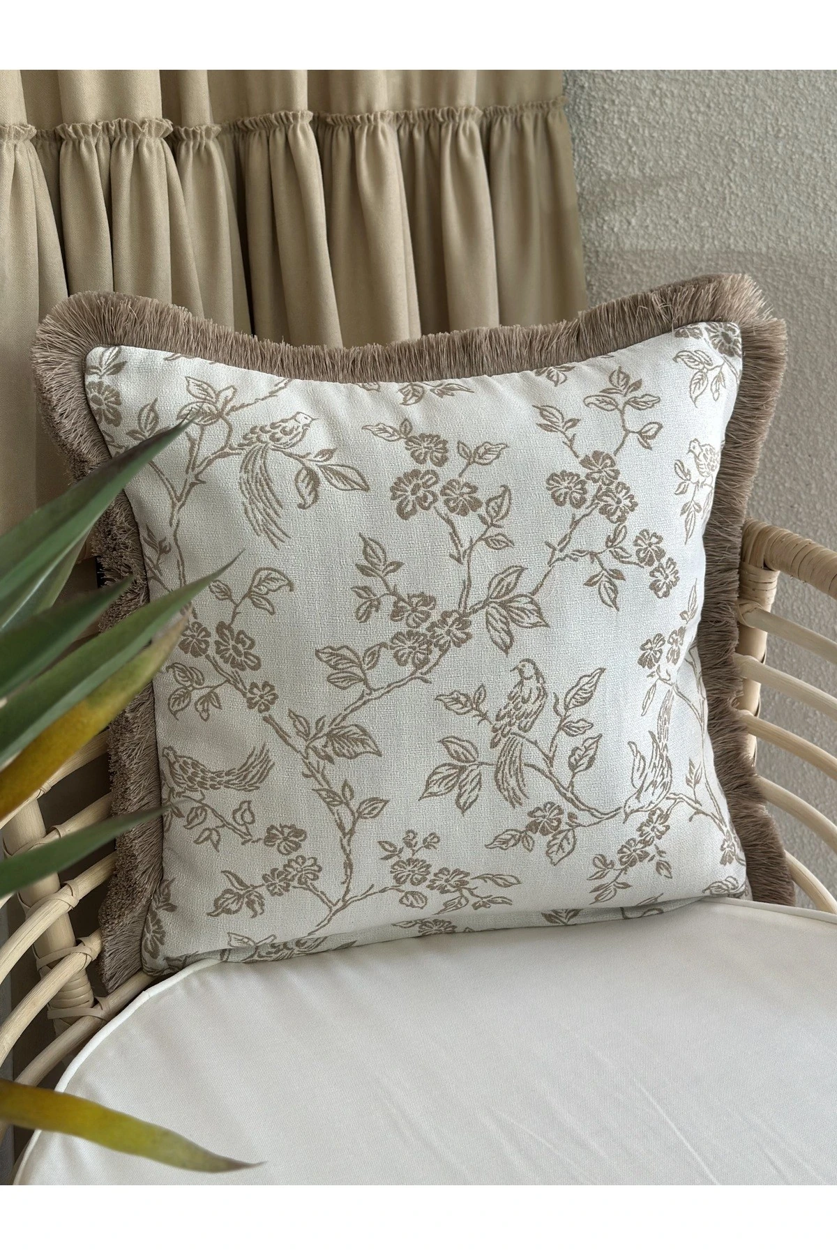 Püsküllü Kuş Desenli Bej Kırlent Kılıfı Dokuma Kumaş 1 ADET